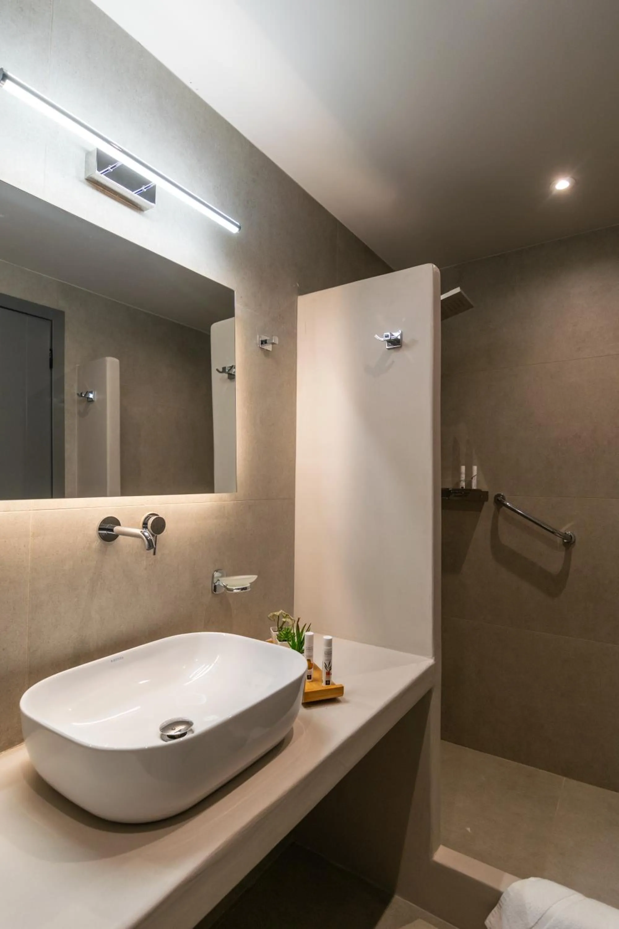 Shower in Afroessa Milos