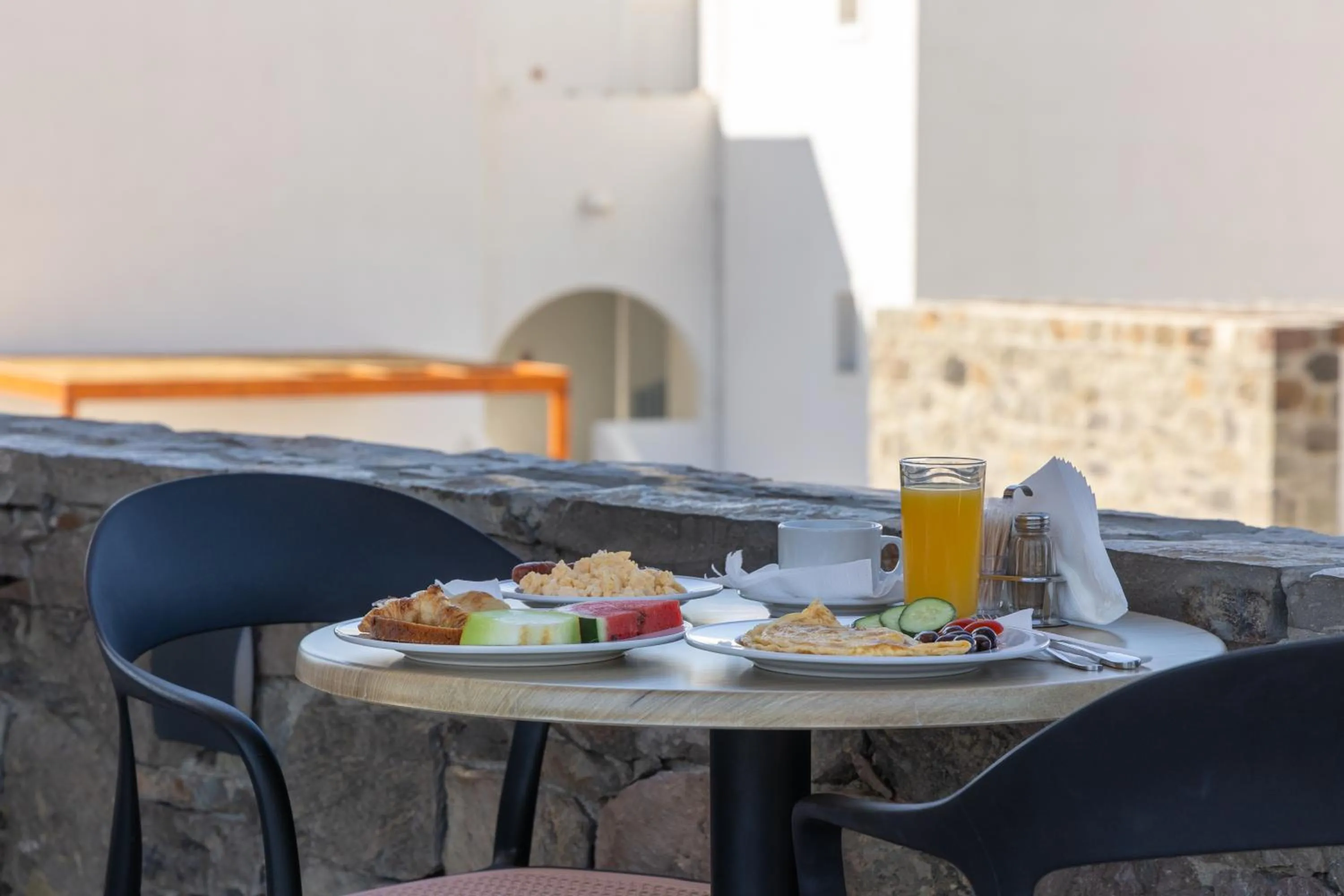 Dining area in Afroessa Milos