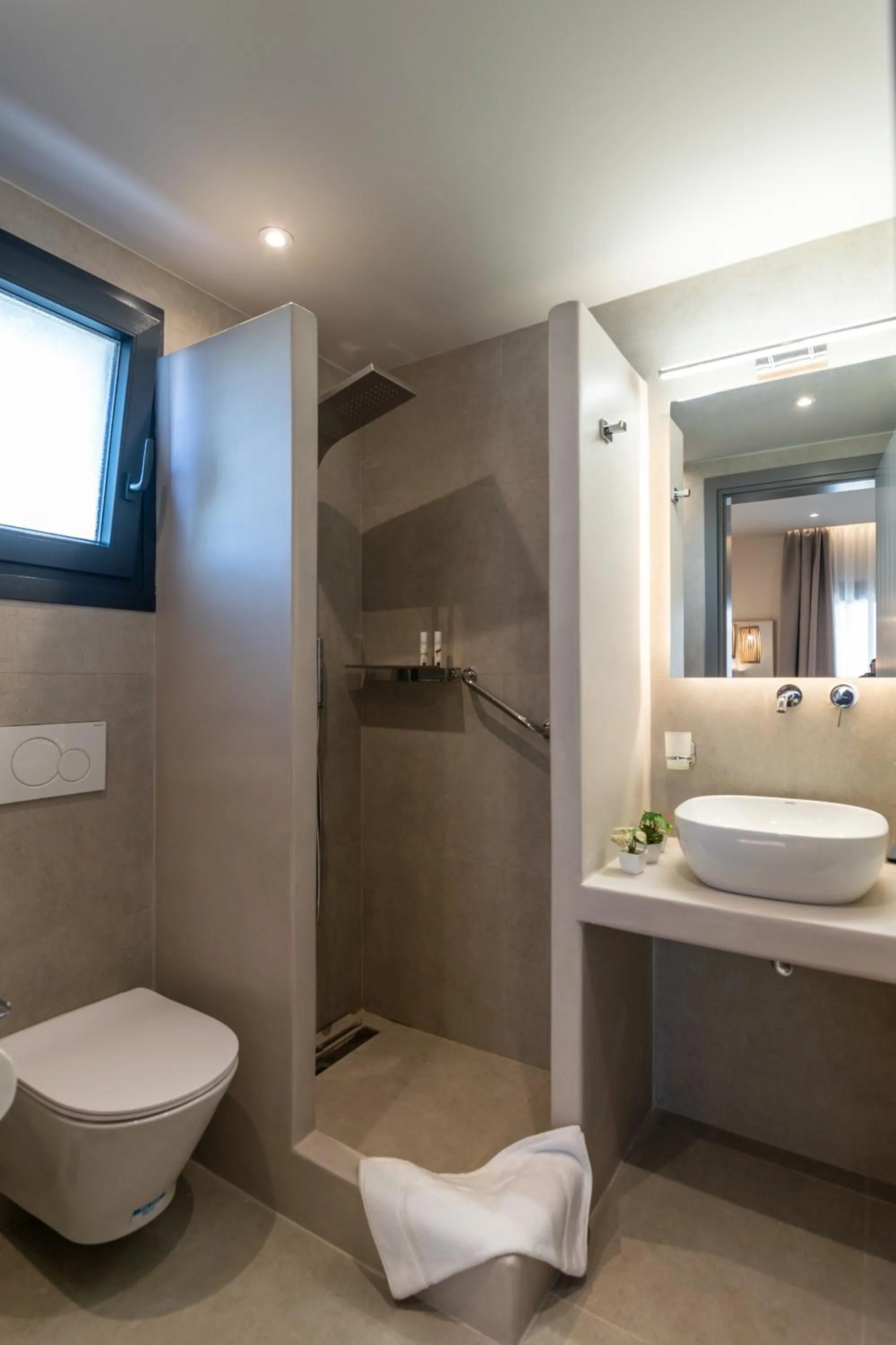 Shower in Afroessa Milos