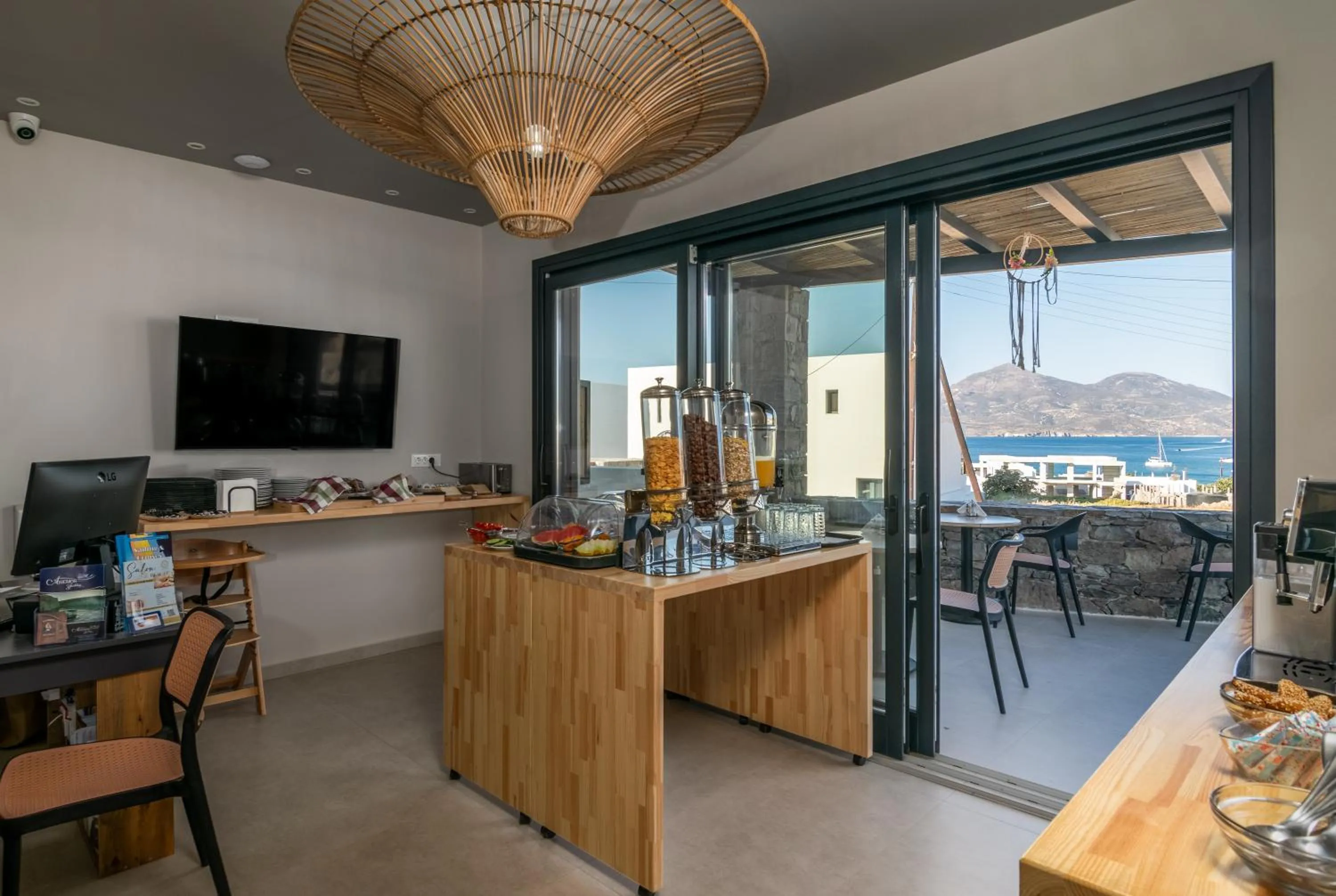 Dining area in Afroessa Milos
