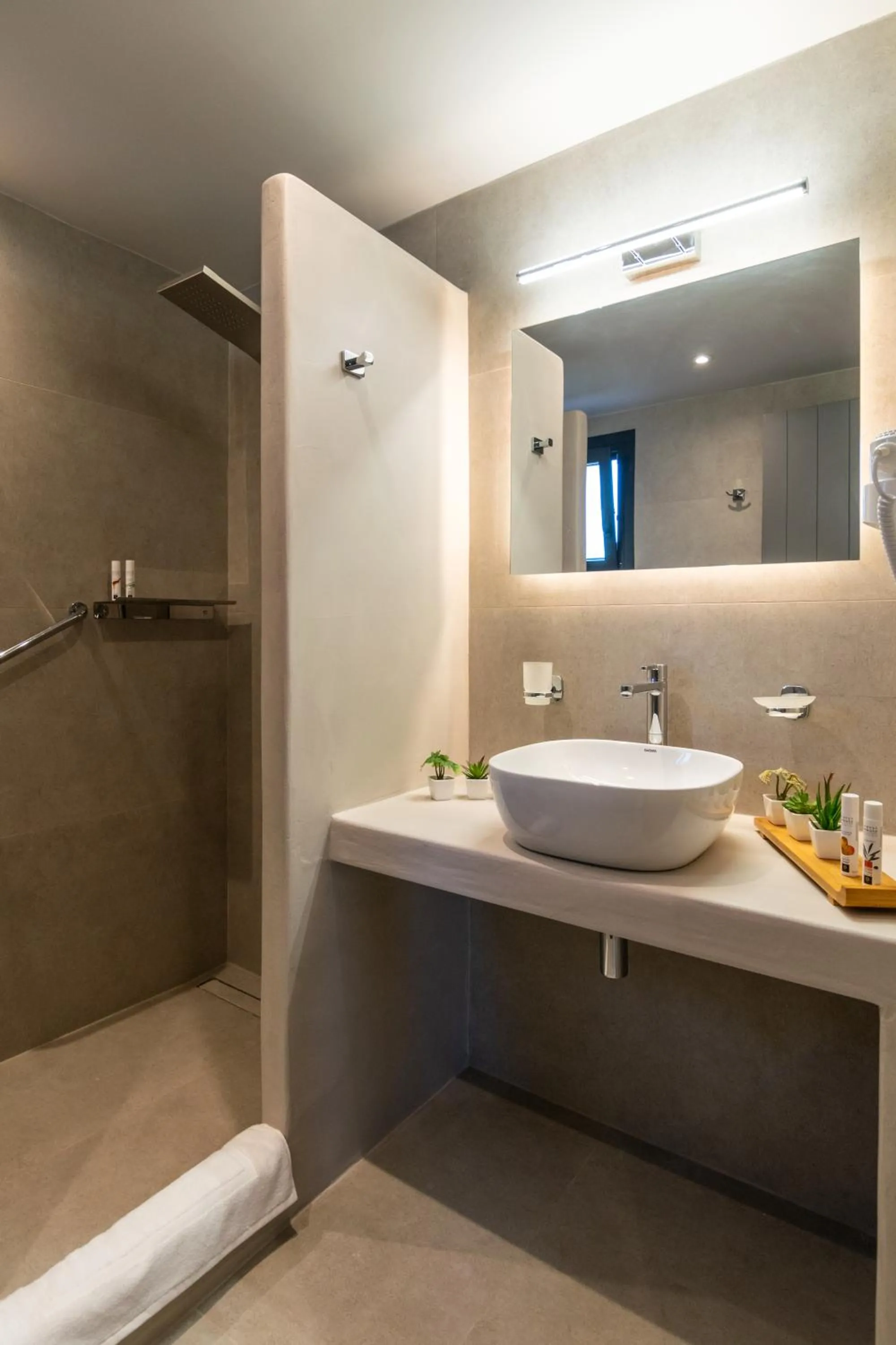 Shower in Afroessa Milos