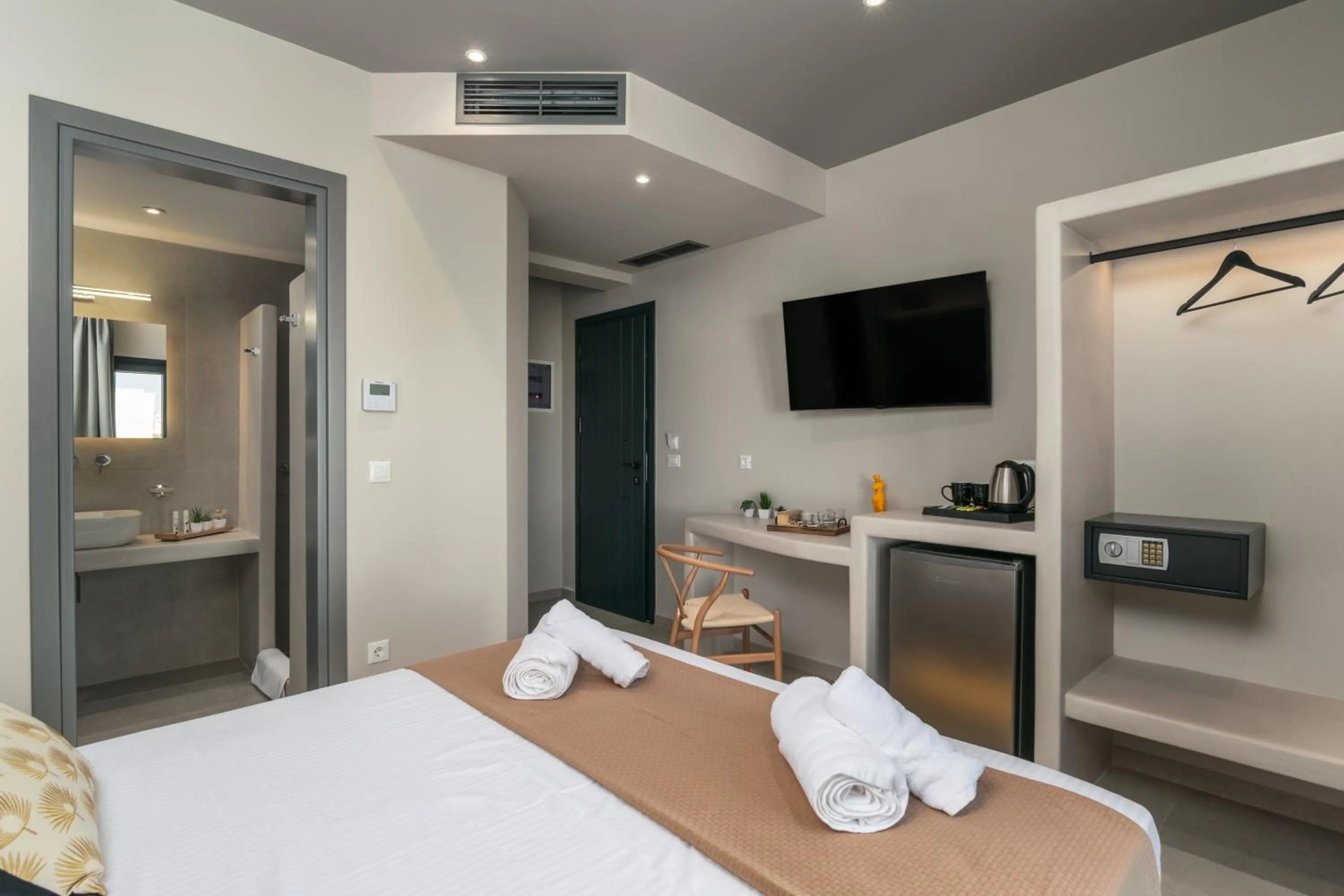 Photo of the whole room, Bed in Afroessa Milos