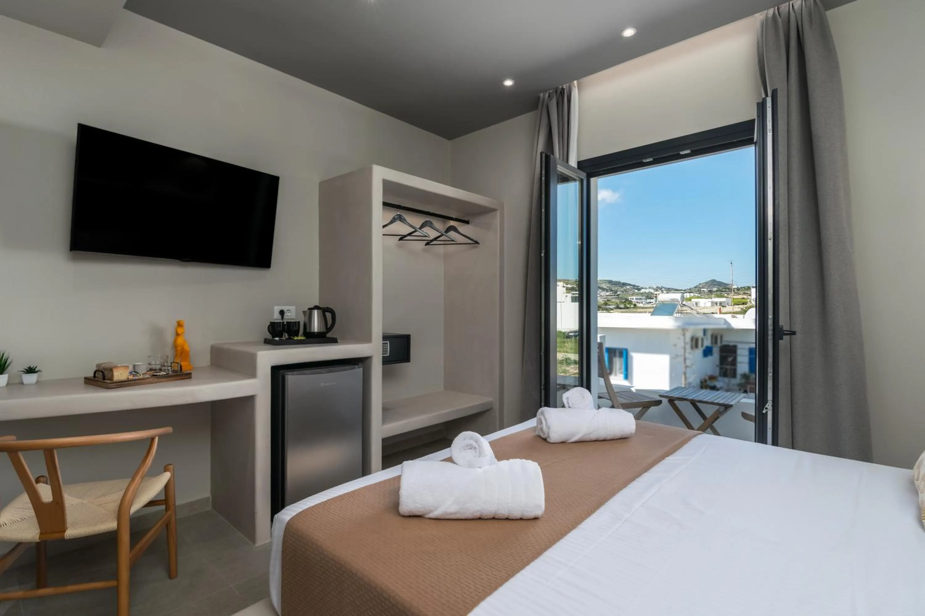 Photo of the whole room, Bed in Afroessa Milos