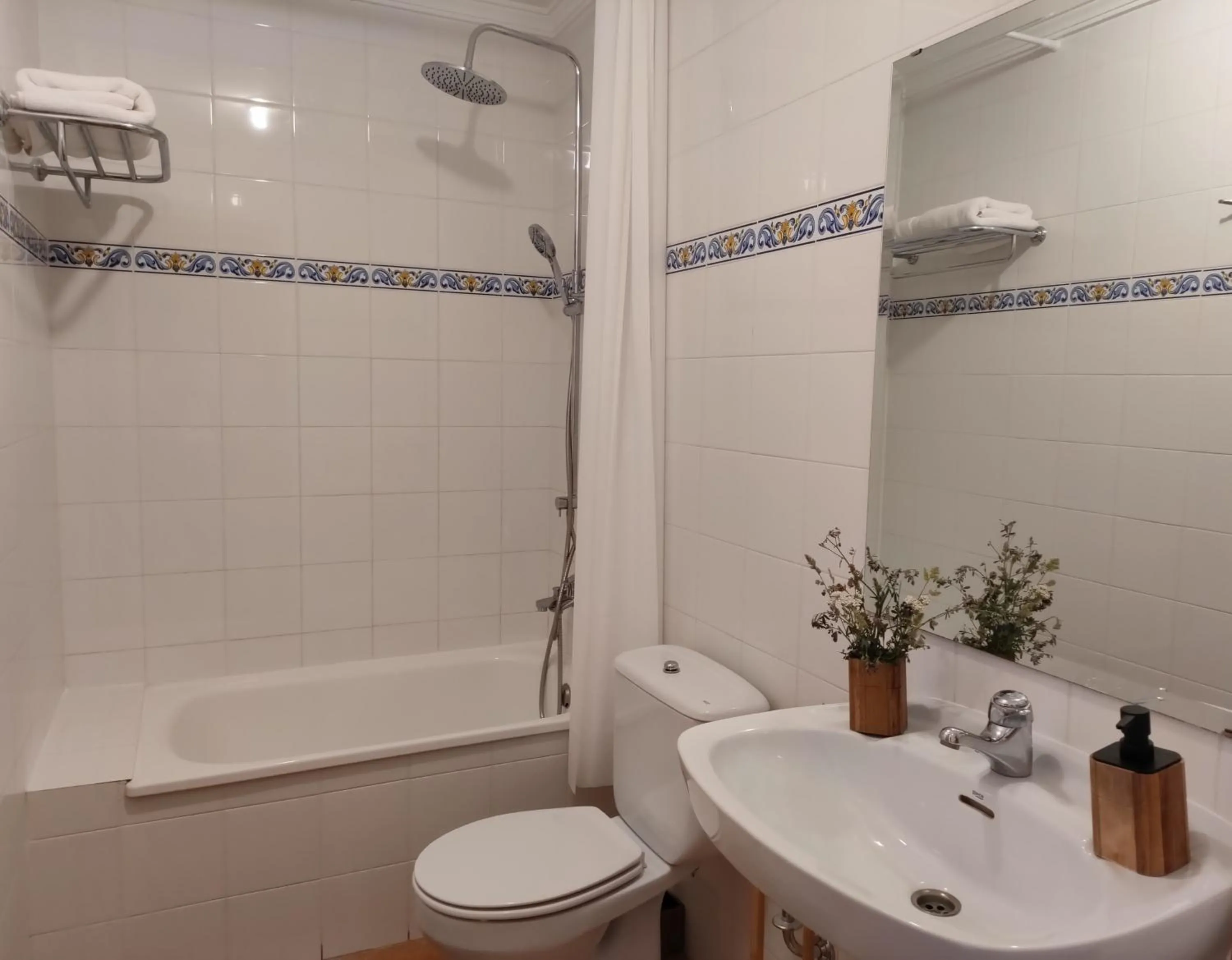 Bathroom in Hostal Mirall Rural