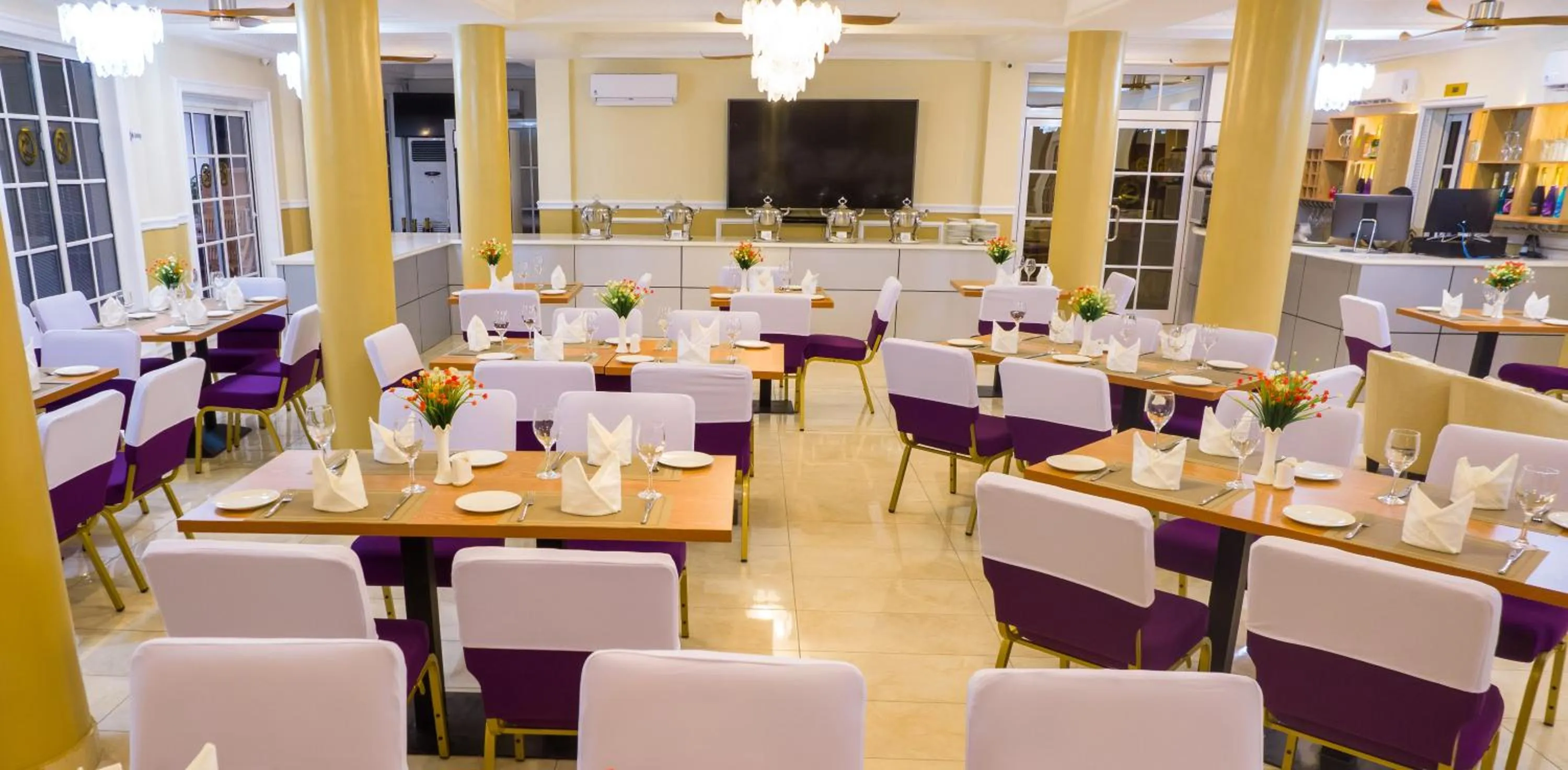 Restaurant/places to eat in Zimansky Hotel