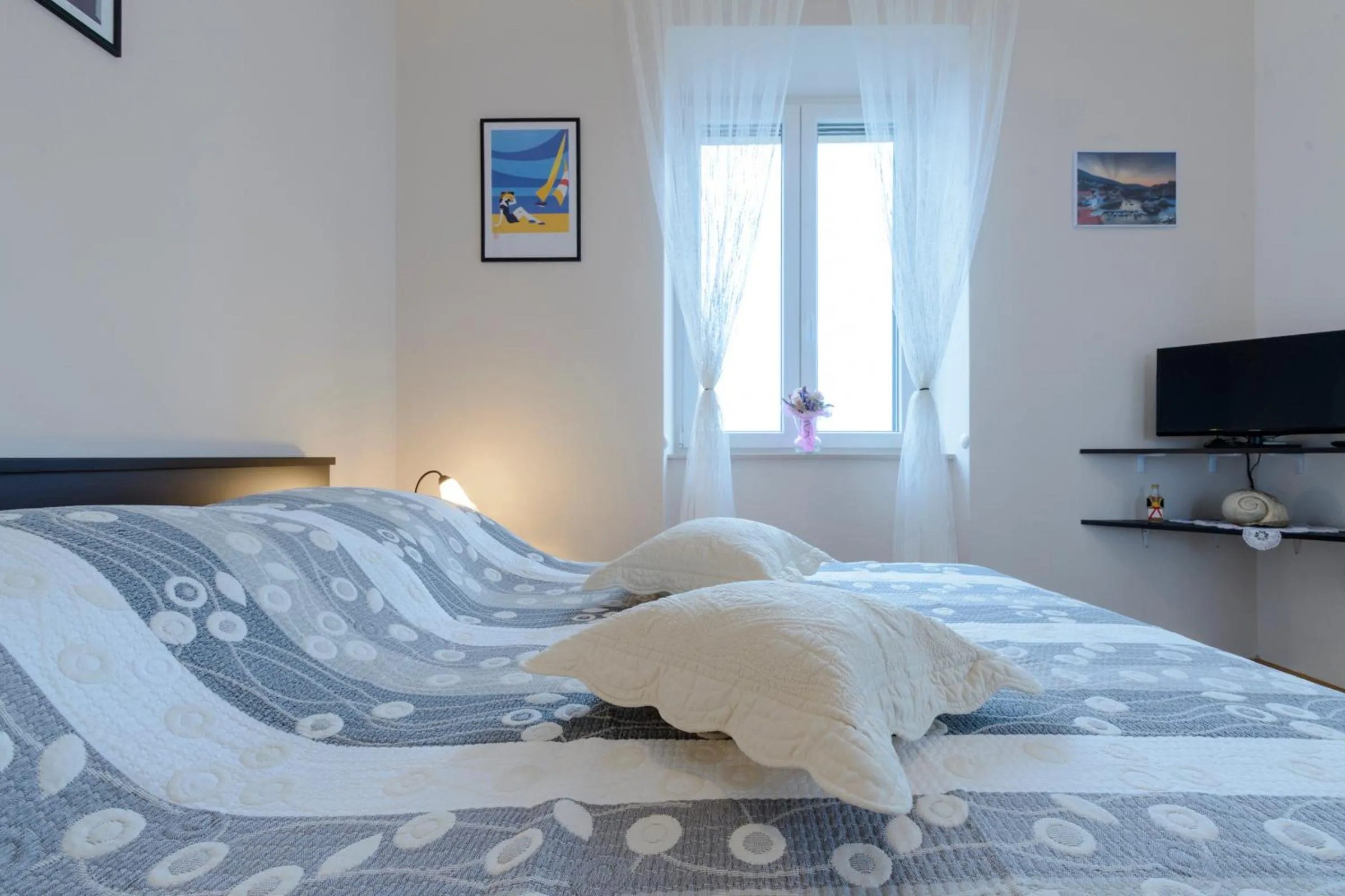 Bedroom, Bed in Apartments Pully