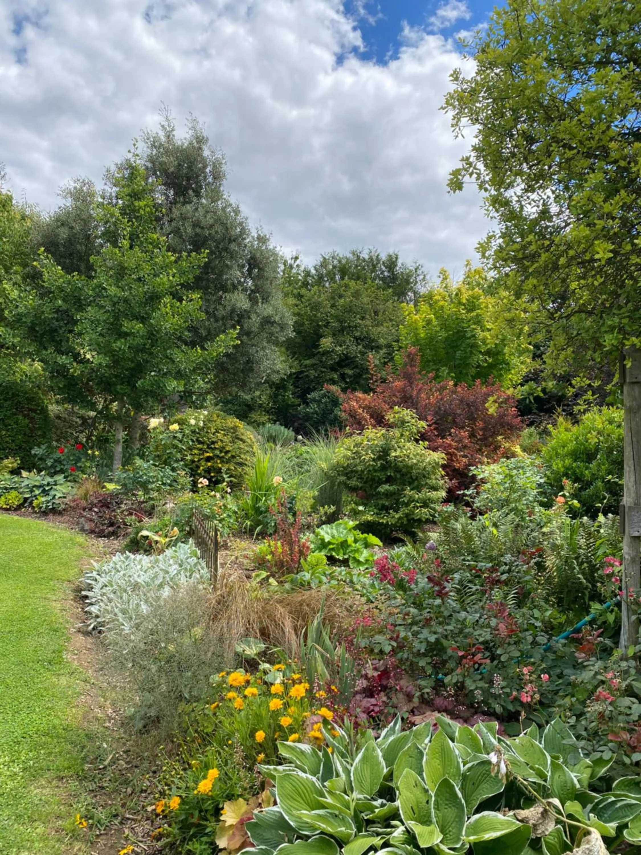 Quiet street view in L'école des garçons