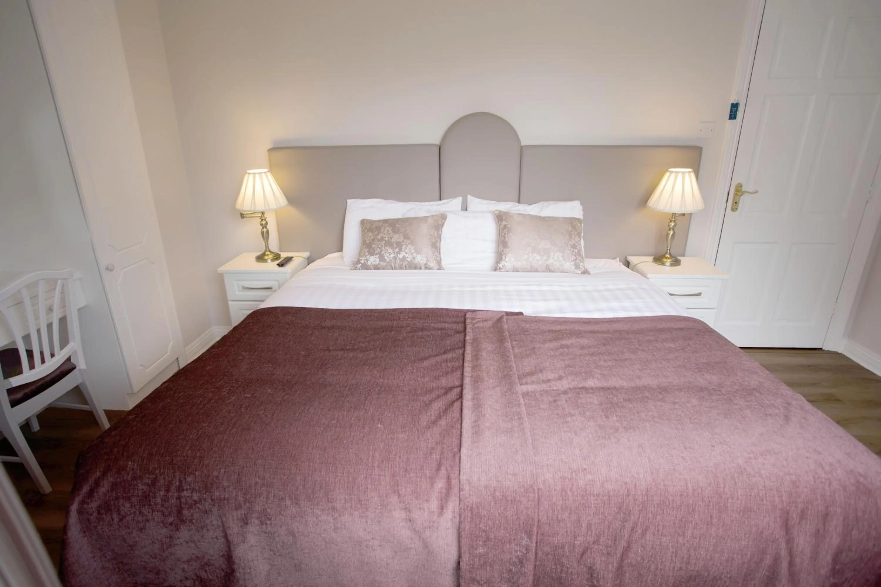 Bedroom, Bed in Island View House