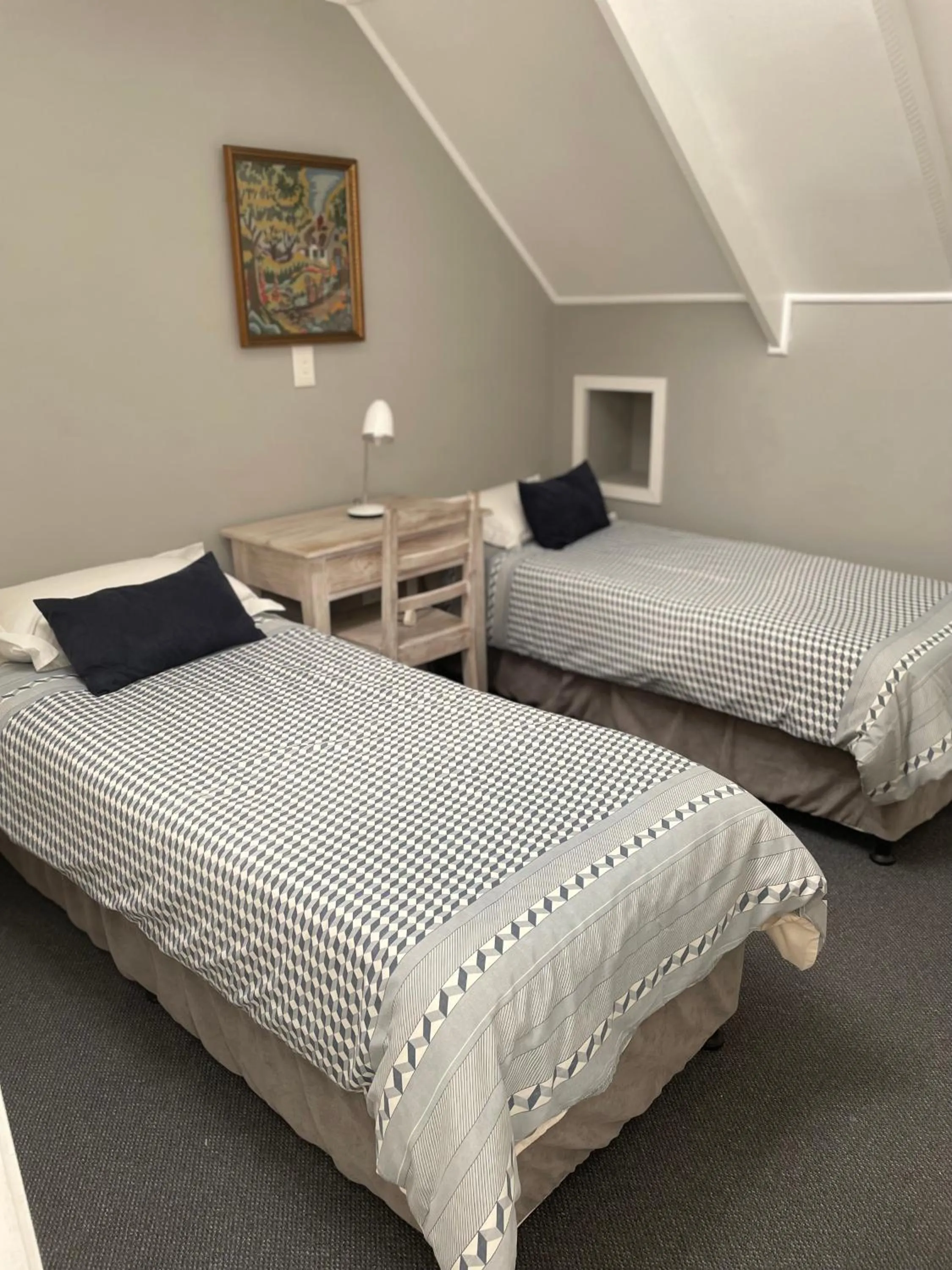 Bedroom, Bed in Beside Still Waters