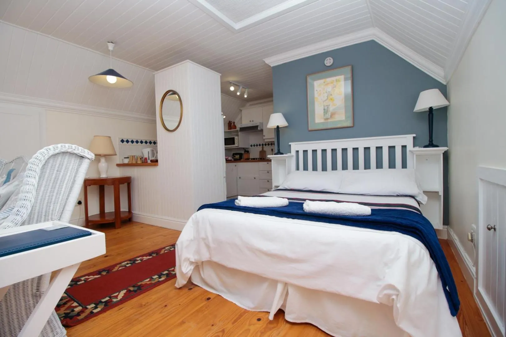 Bedroom, Bed in Beside Still Waters