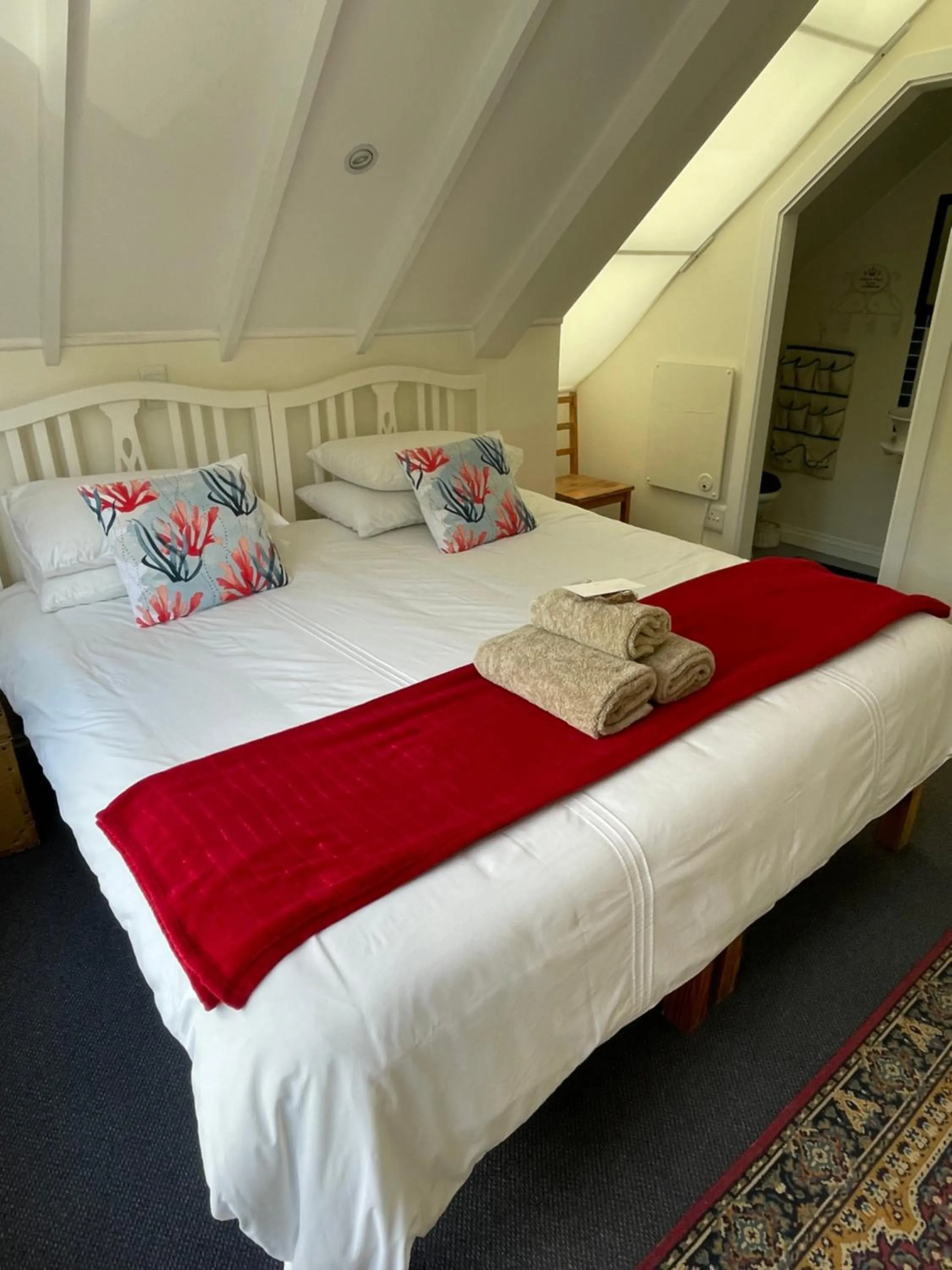 Bedroom, Bed in Beside Still Waters