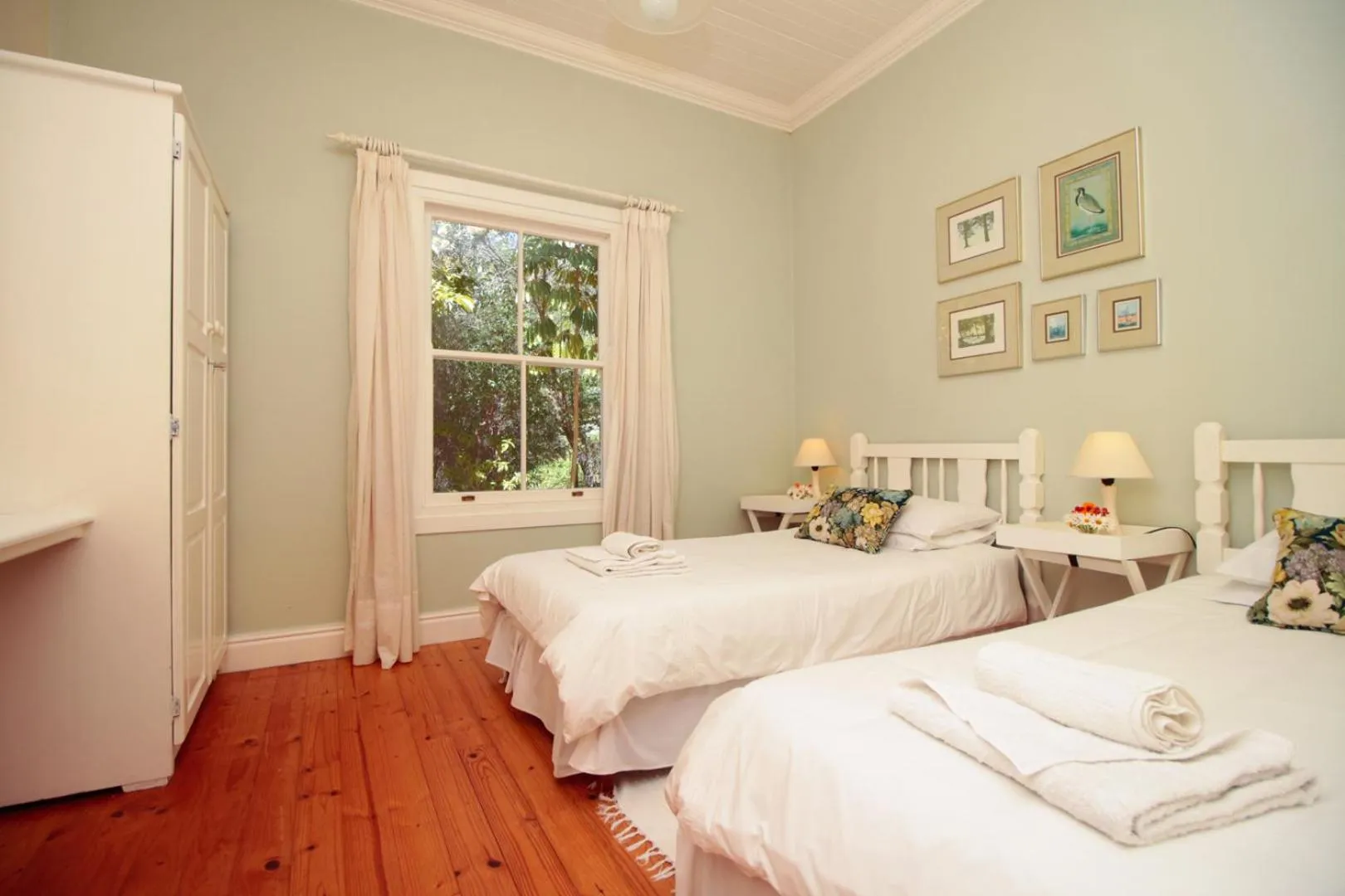 Bedroom, Bed in Beside Still Waters