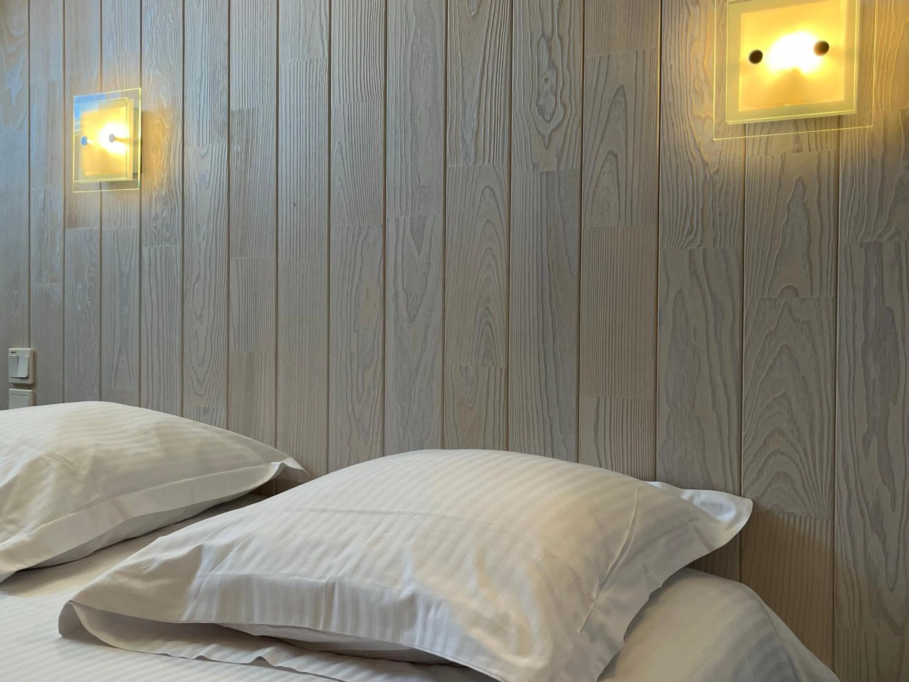 Bedroom, Bed in Hôtel Le Lacuzon