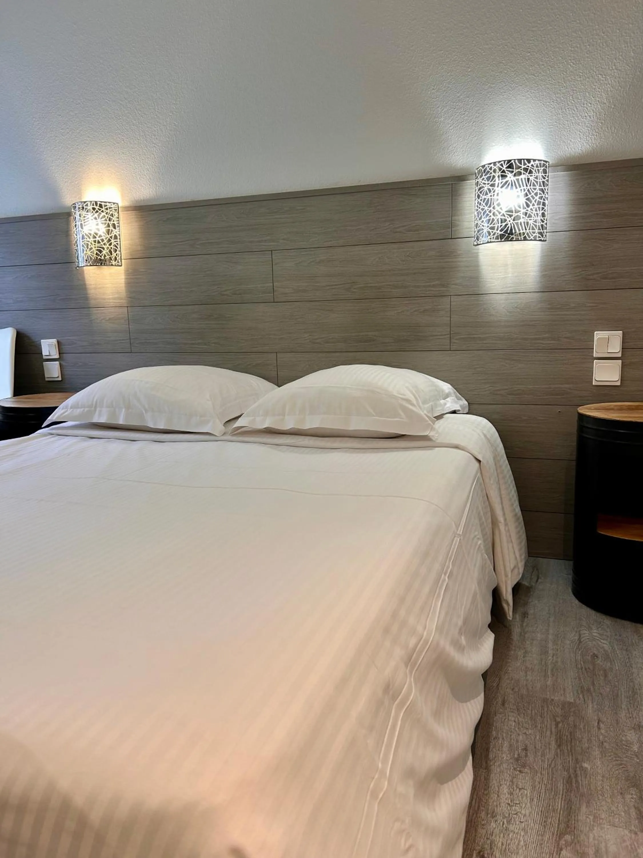 Bedroom, Bed in Hôtel Le Lacuzon