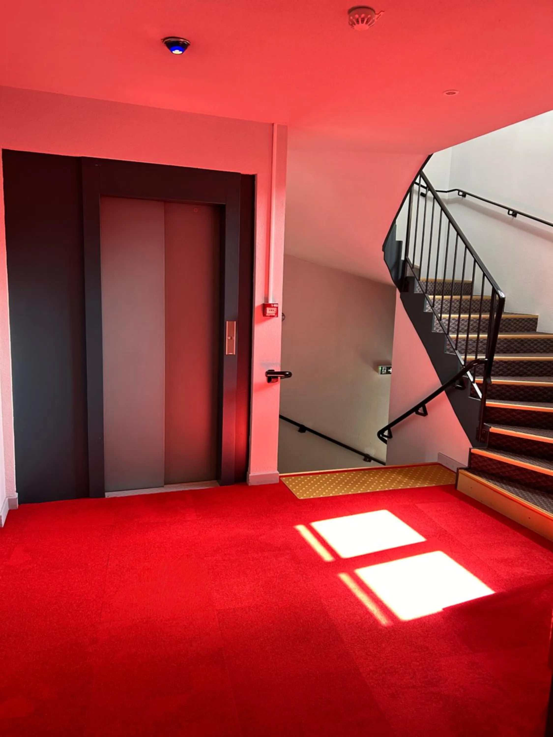 Property building in Hôtel Le Lacuzon