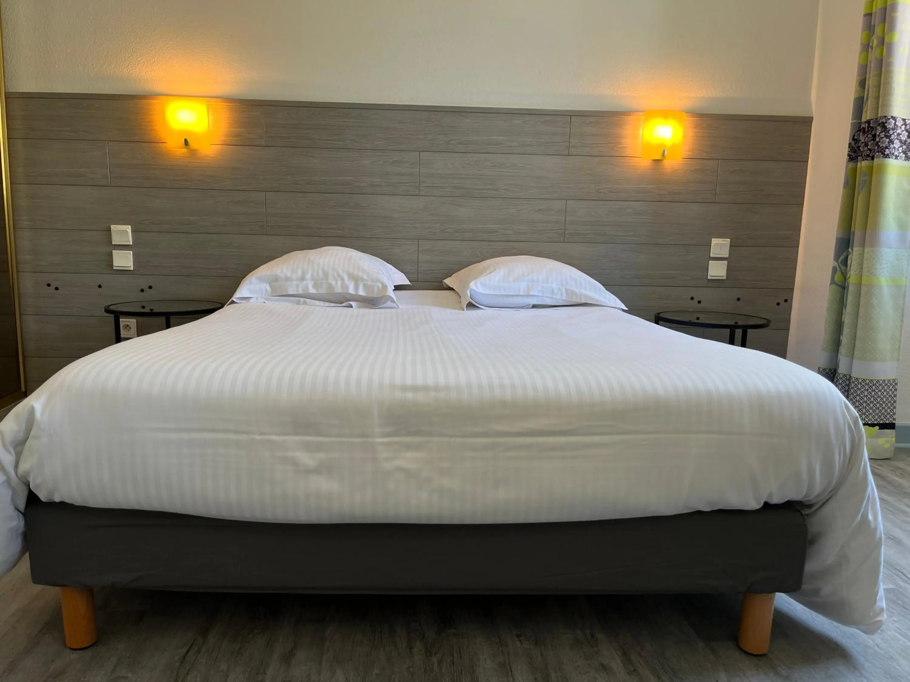 Bedroom, Bed in Hôtel Le Lacuzon