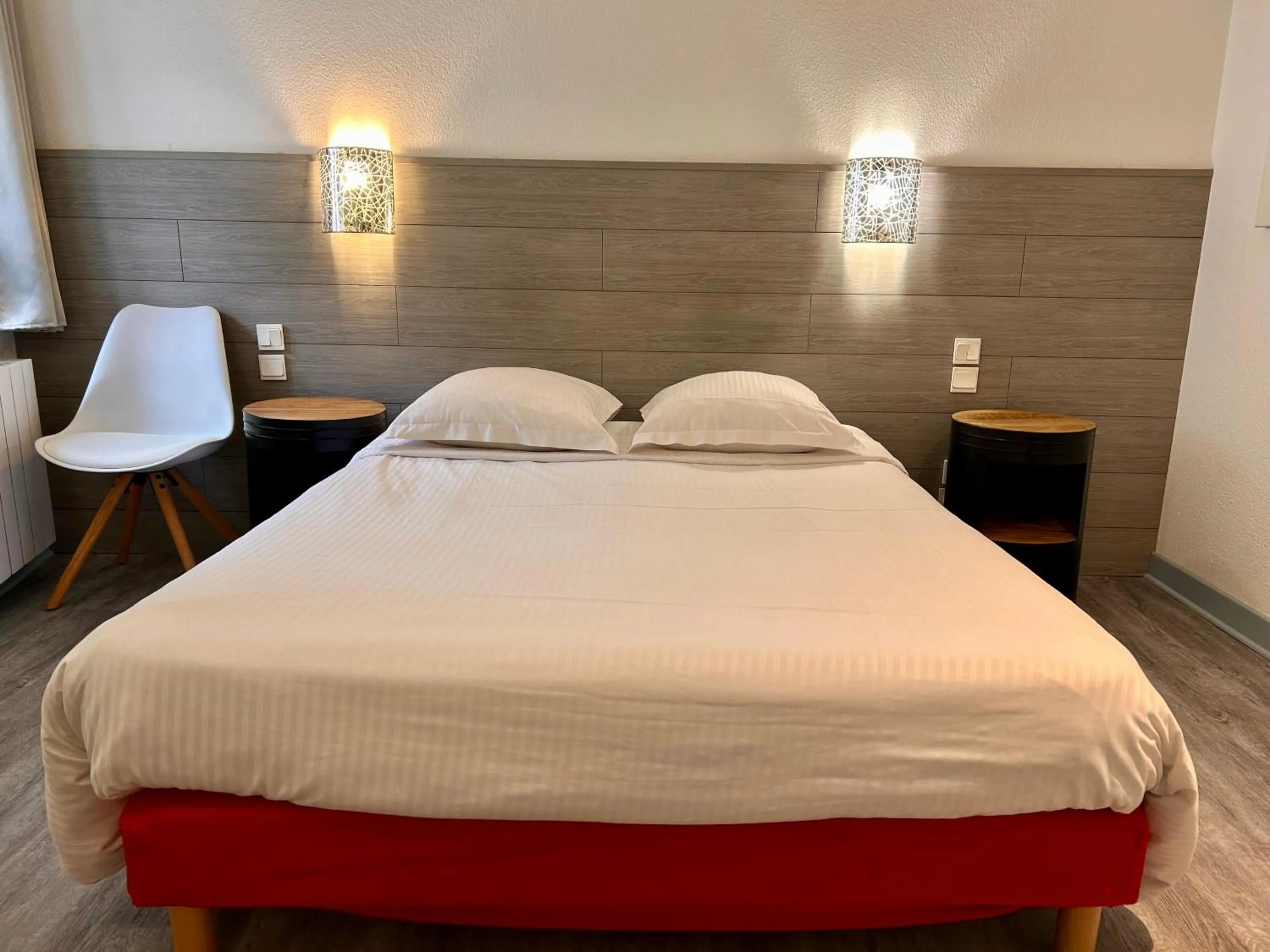 Bedroom, Bed in Hôtel Le Lacuzon