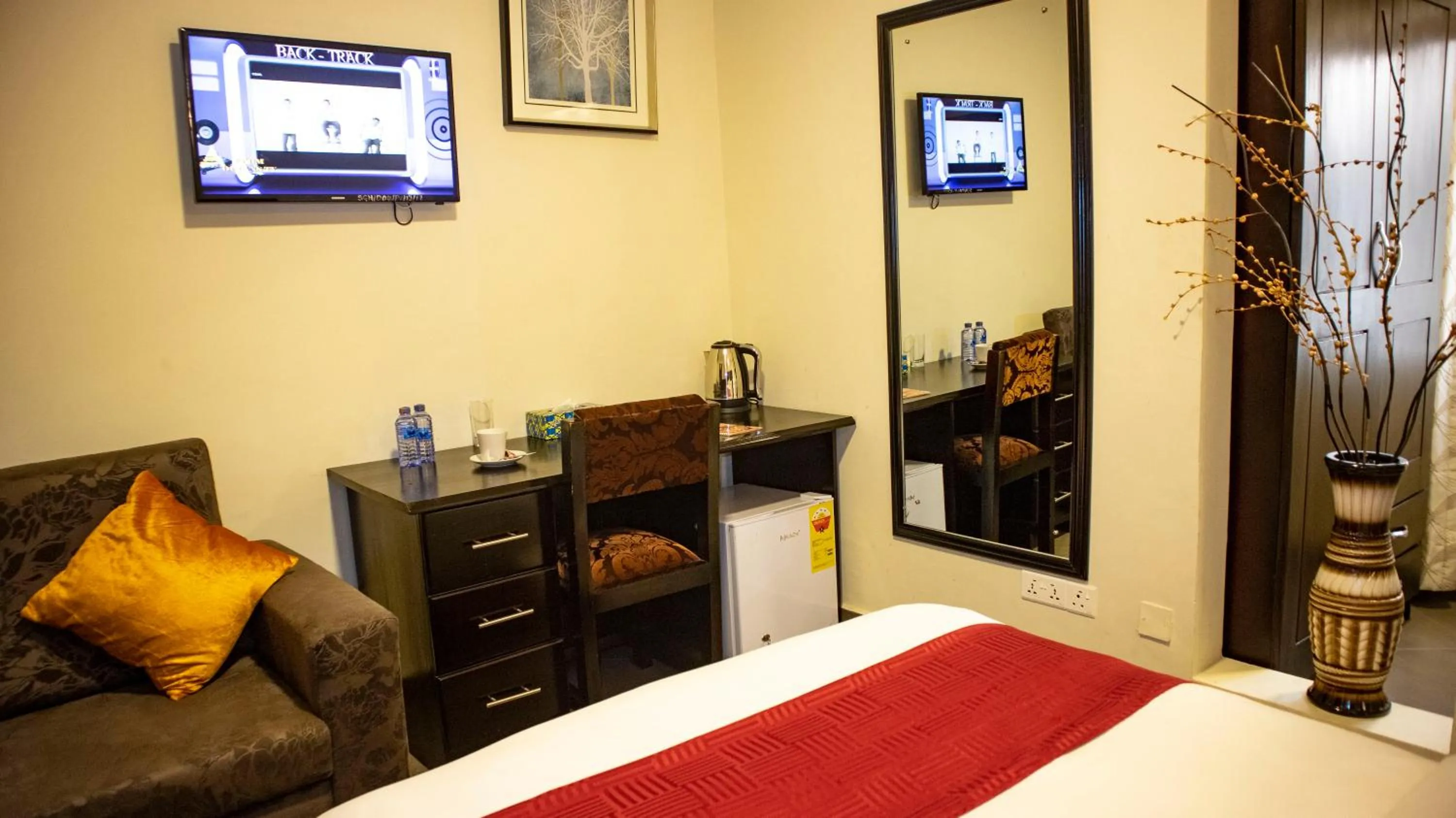 Communal lounge/ TV room, Bed in SSNIT GUEST HOUSE