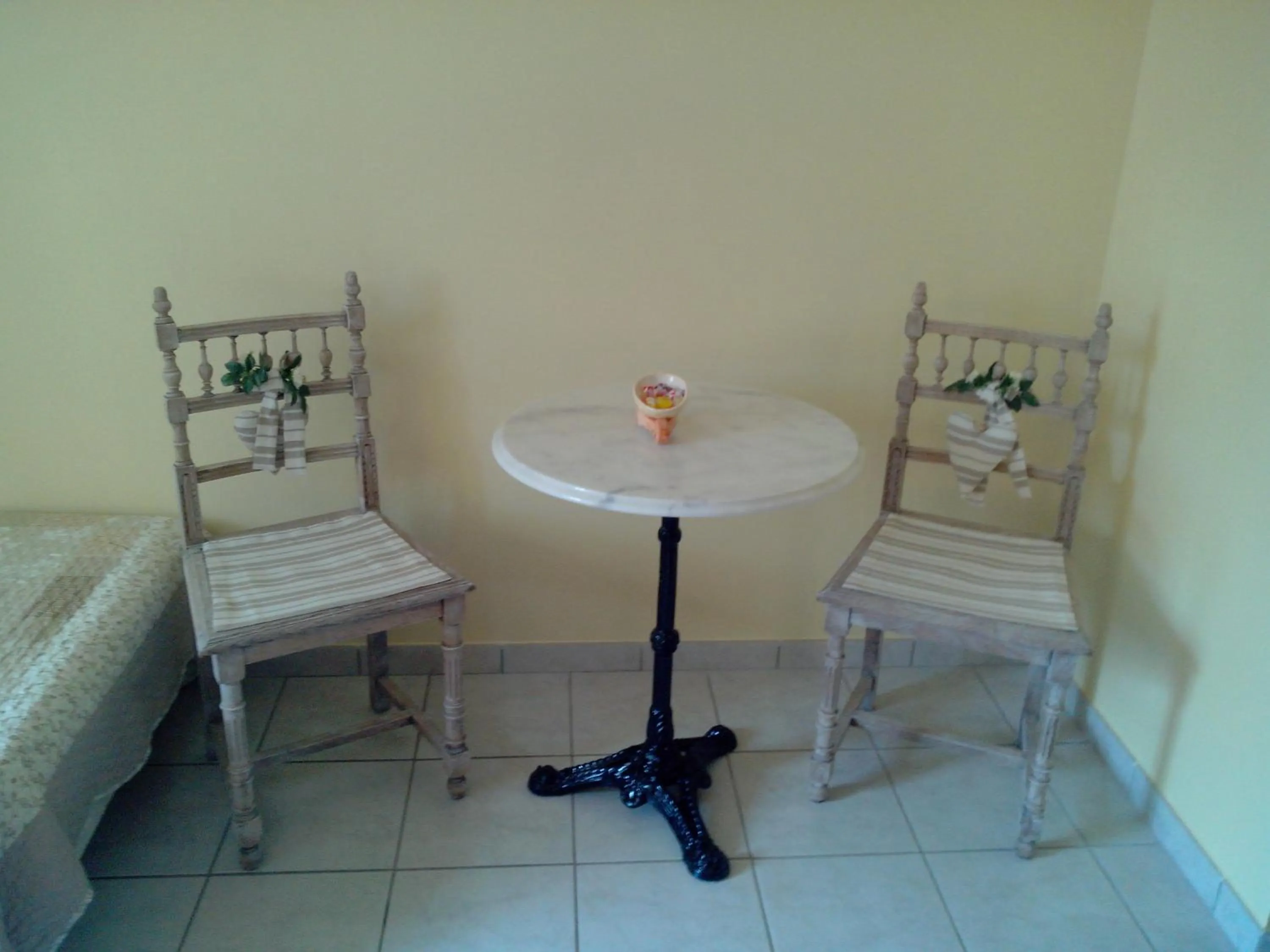 Photo of the whole room in La Bourgade