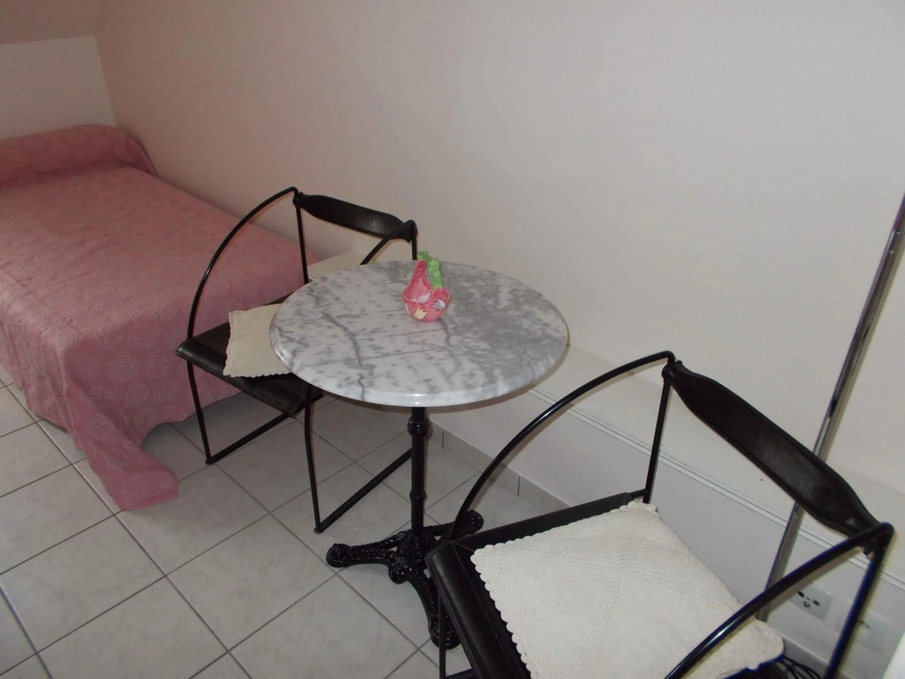 Photo of the whole room in La Bourgade