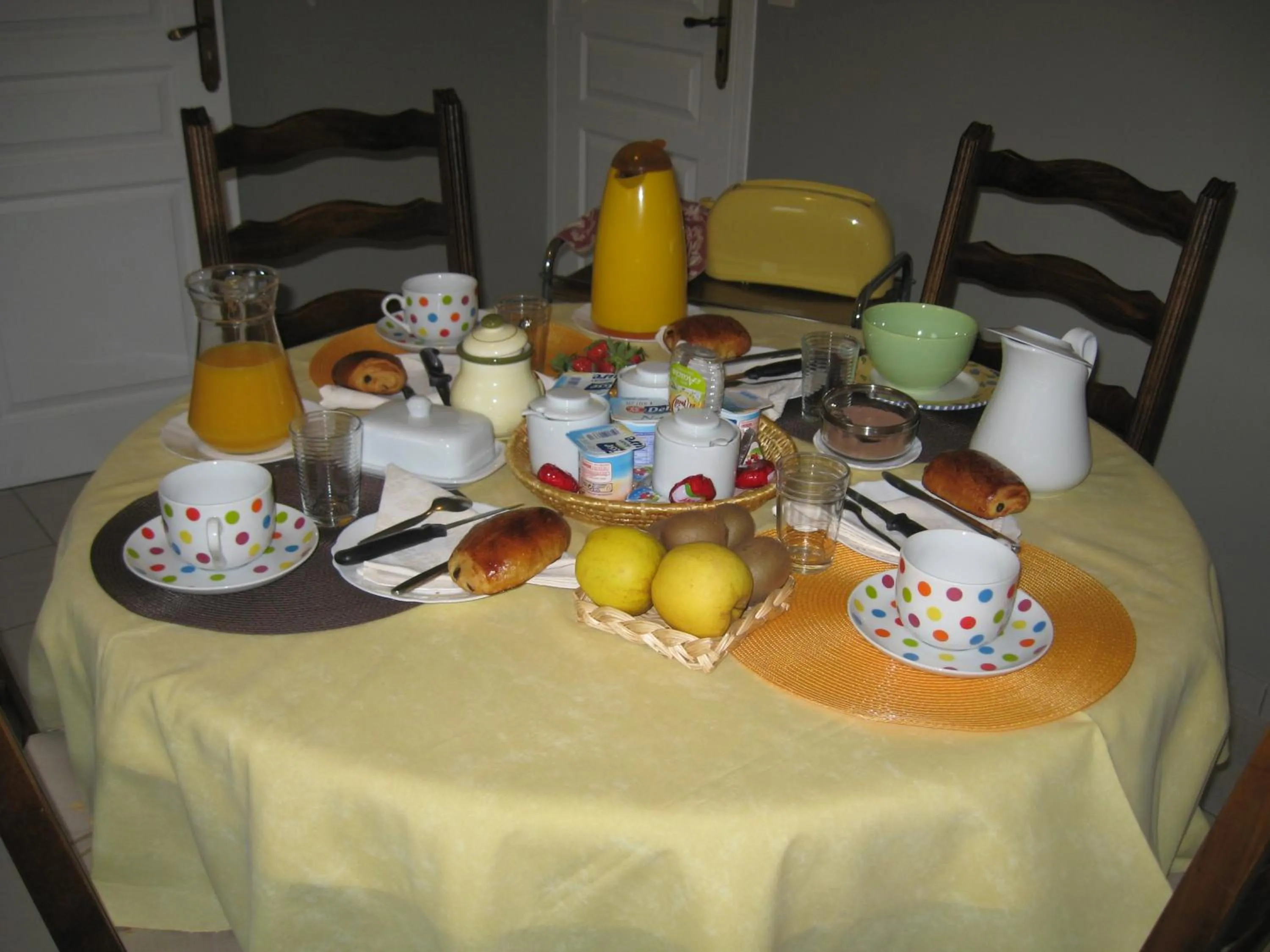 Continental breakfast in La Bourgade