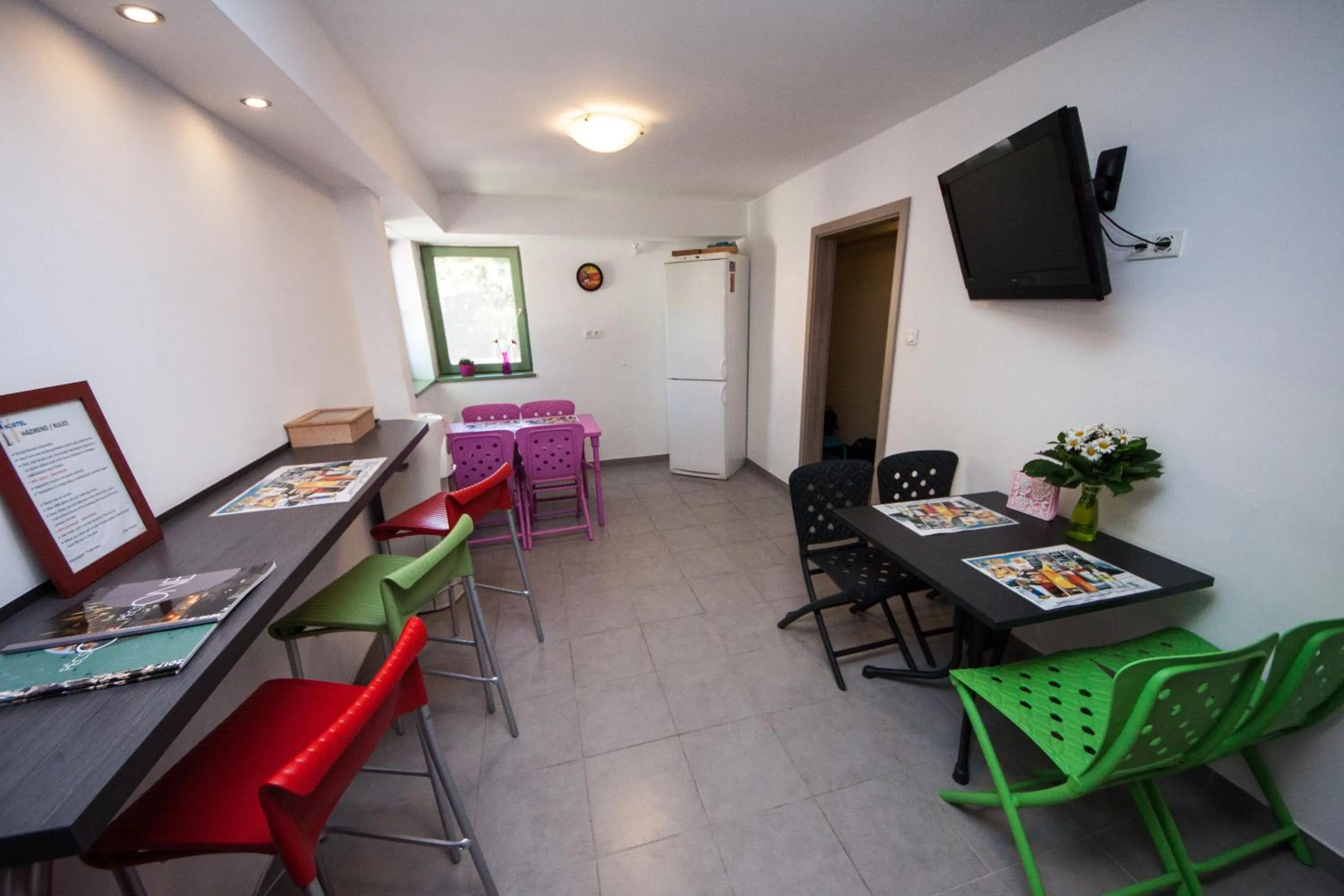 Communal lounge/ TV room in Joker Panzió