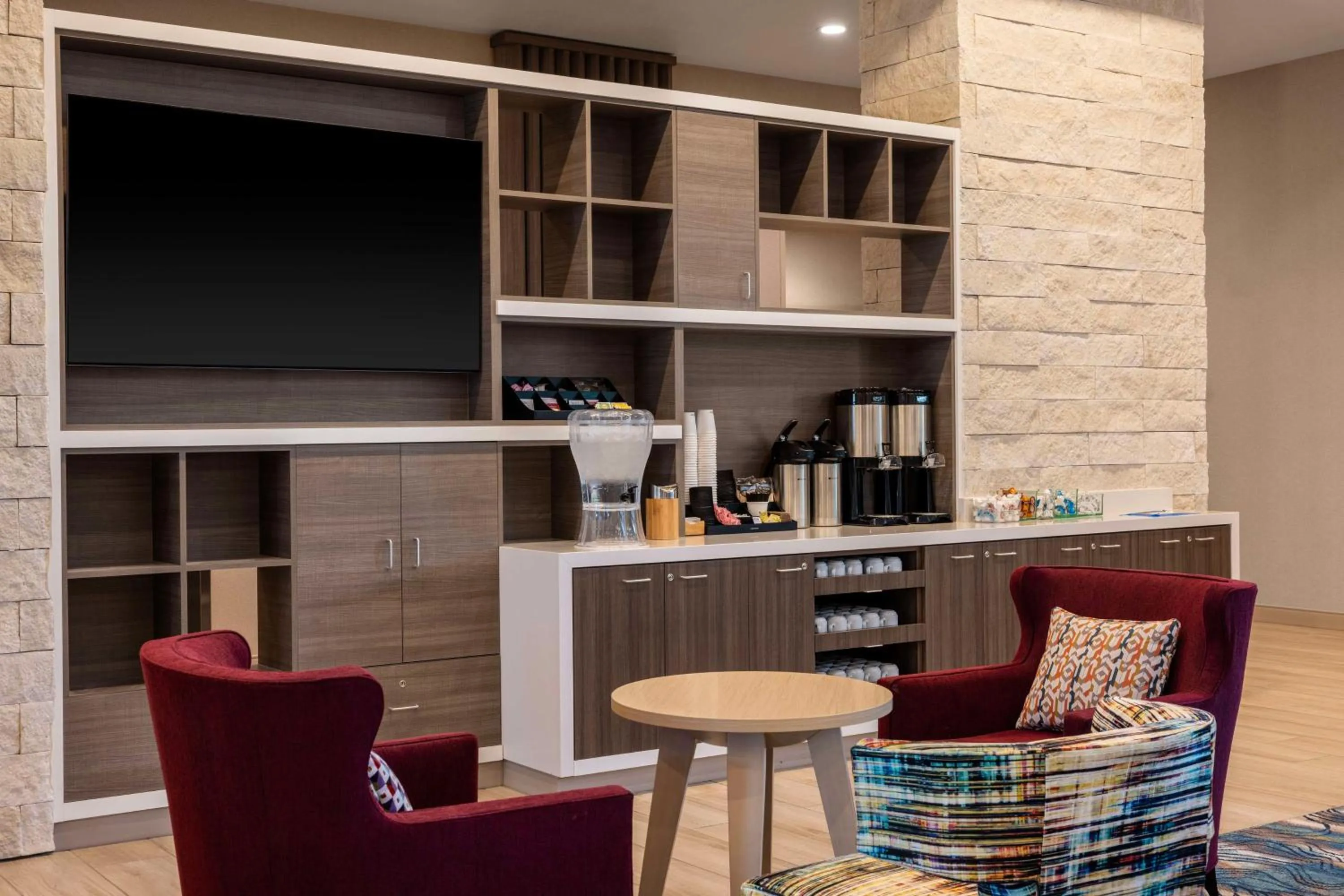 Dining area in Home2 Suites By Hilton Marina