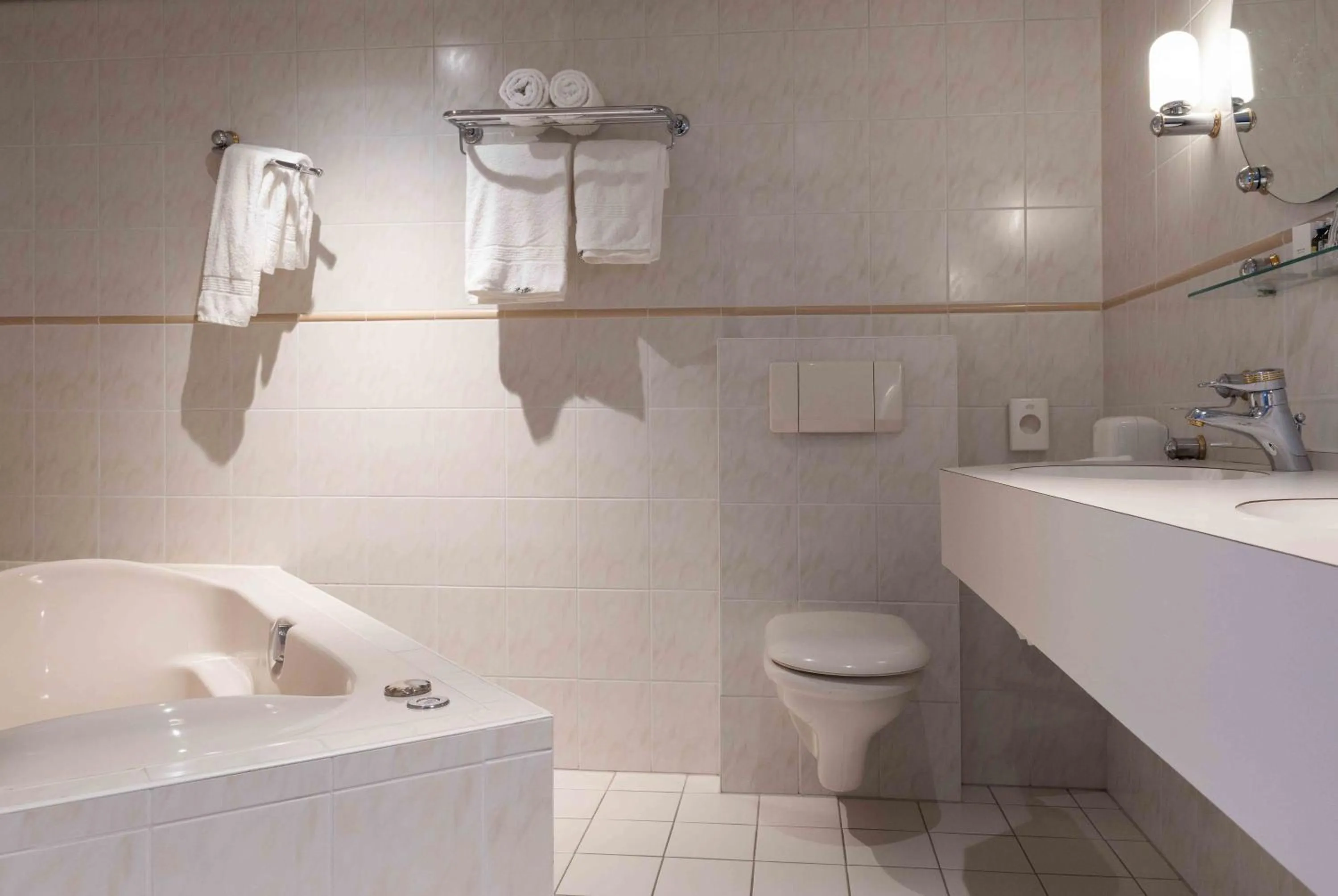 Bathroom in Hampshire Hotel Petit Nord