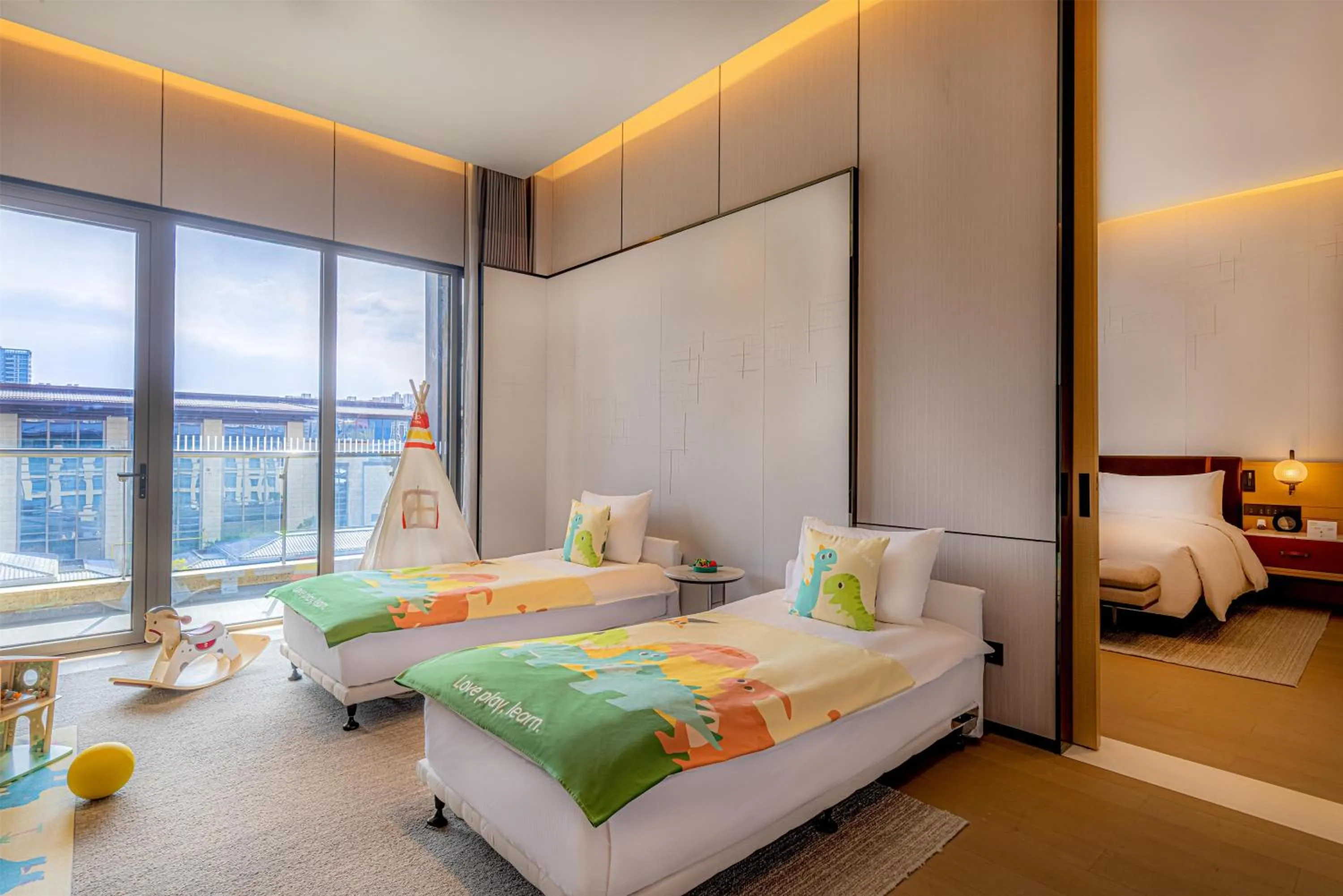 Bed in DoubleTree By Hilton Cangnan