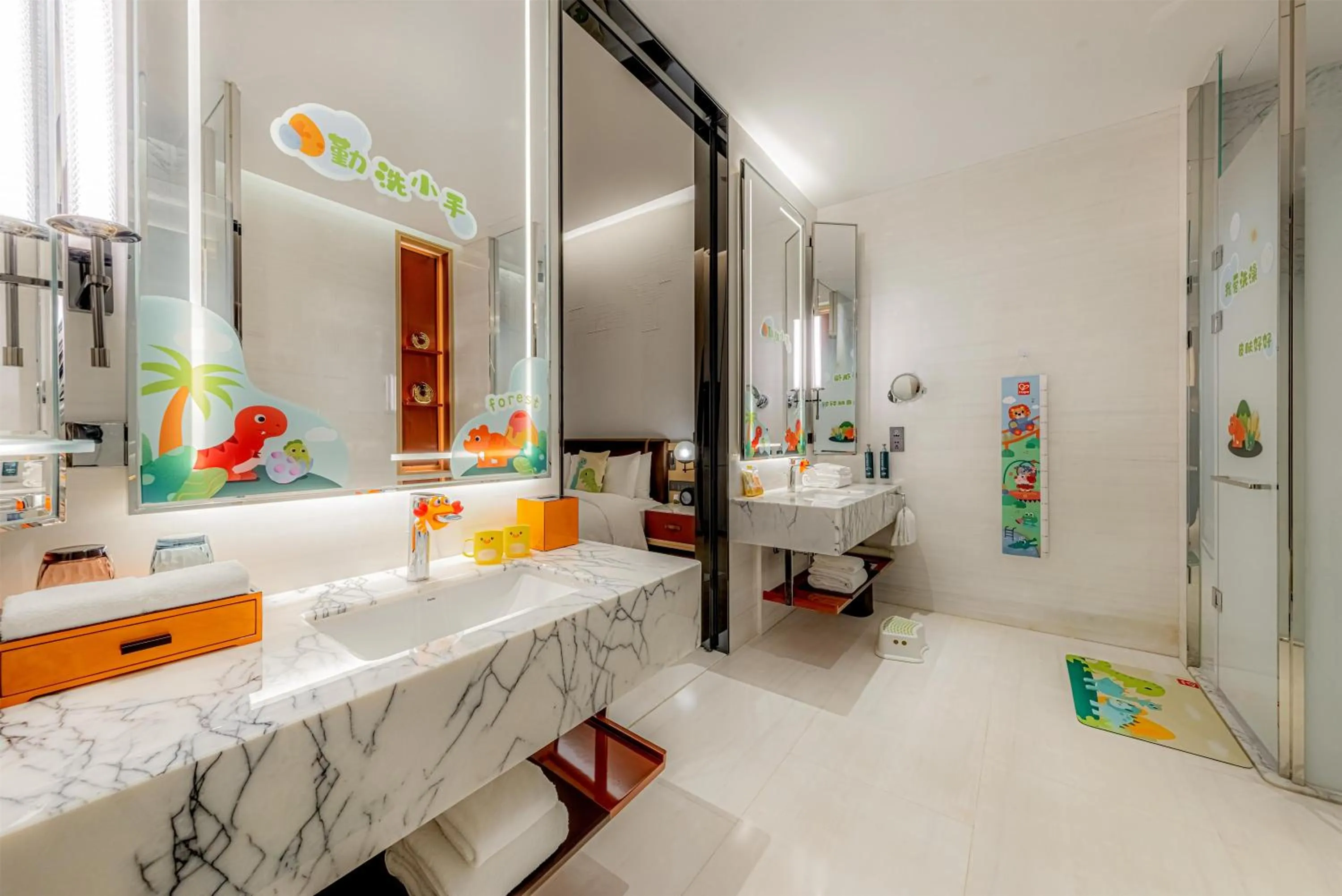 Bathroom, Bed in DoubleTree By Hilton Cangnan