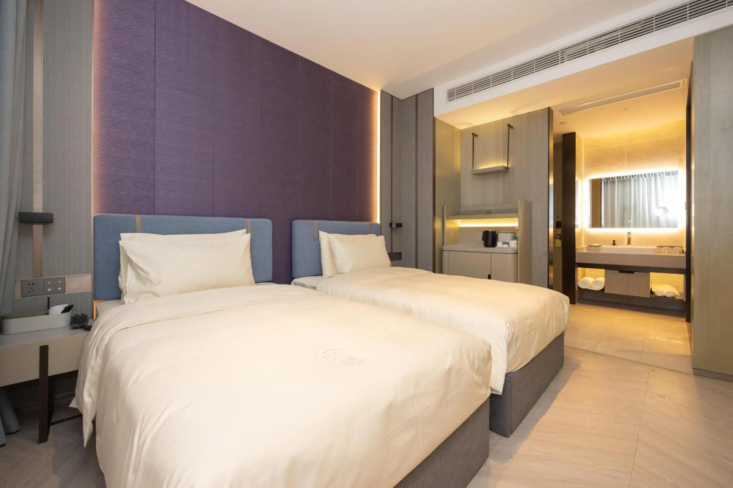 Bed in Atour X Hotel Shanghai Hongqiao National Exhibition Qibao Old Street