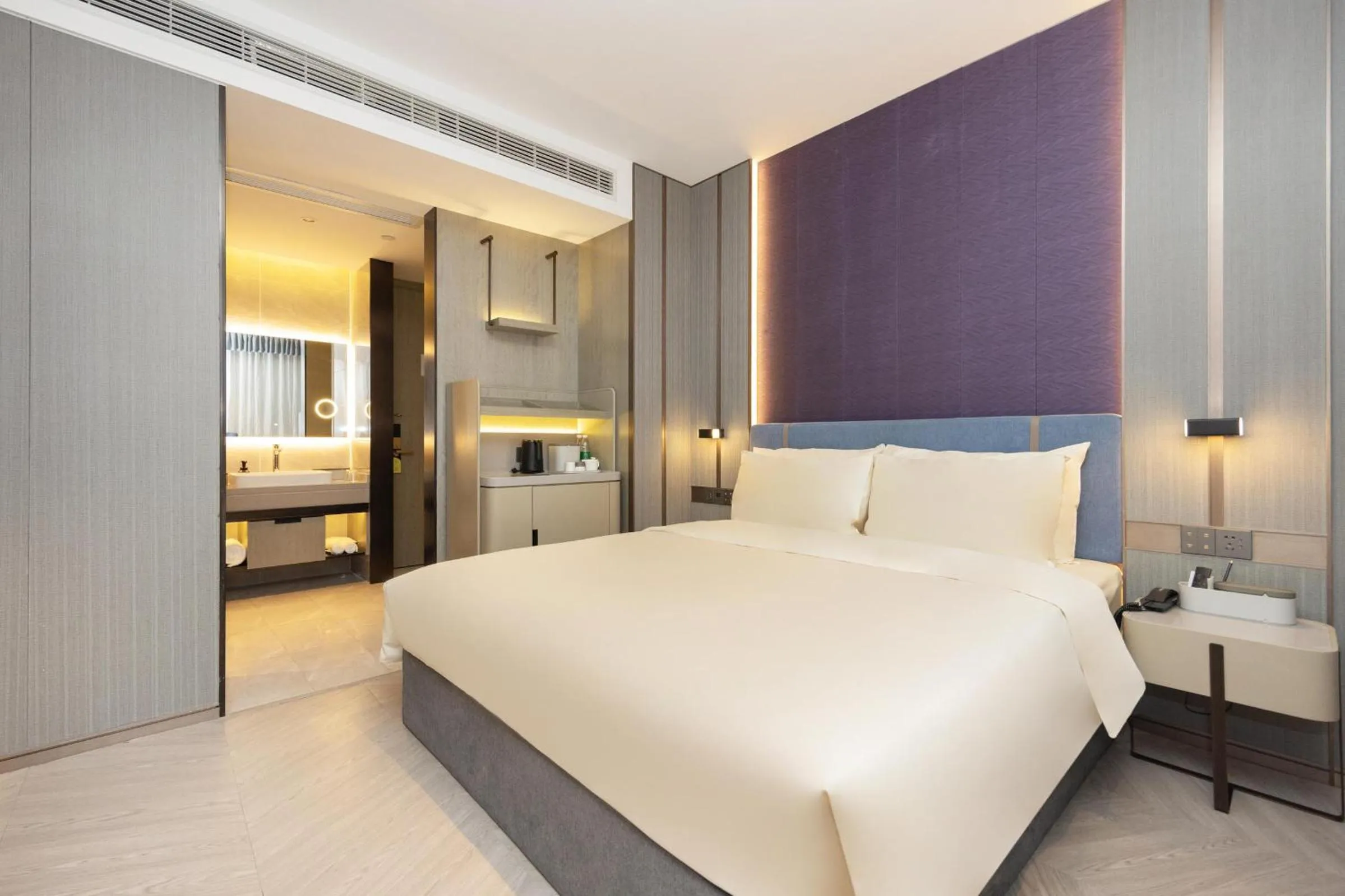 Bed in Atour X Hotel Shanghai Hongqiao National Exhibition Qibao Old Street