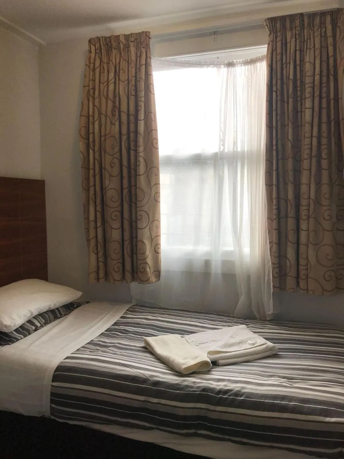 Single Room with Private Bathroom in Leisure Inn Hotel