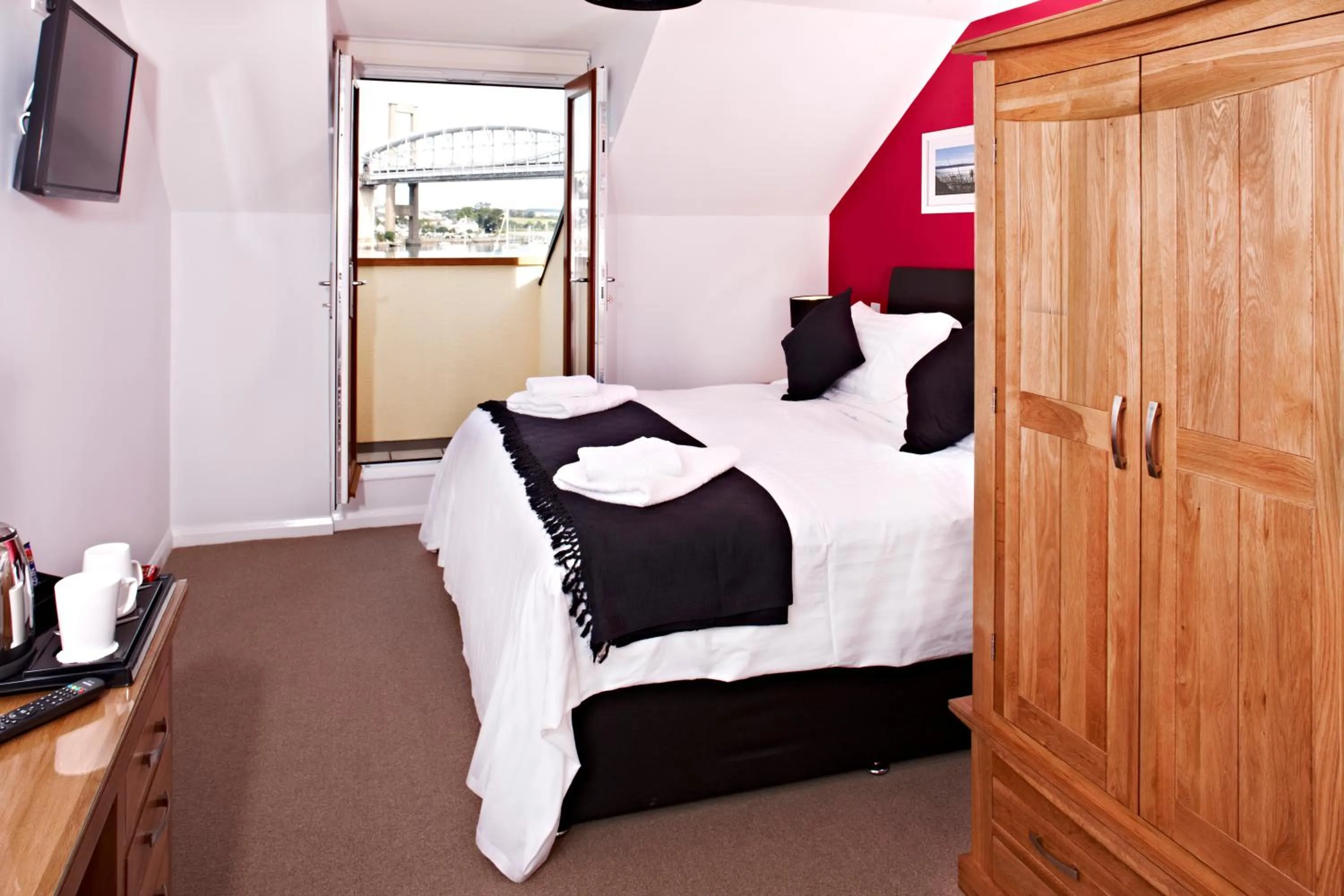 Day, Bed in The Ferry House Inn