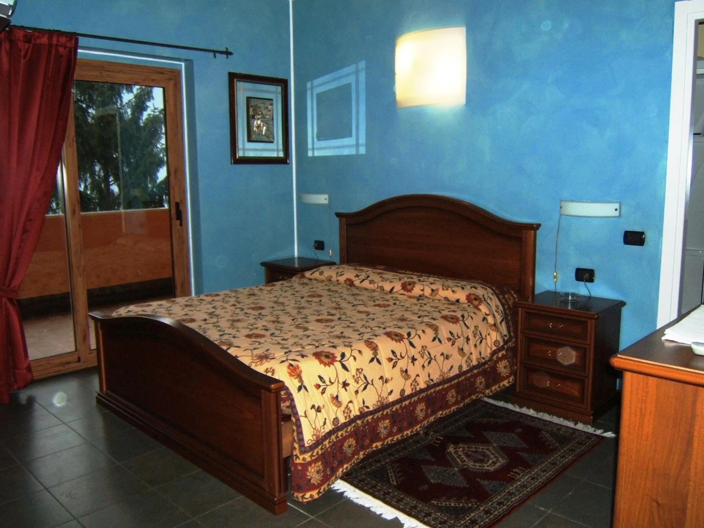 Shower, Bed in Hotel Empire Resort