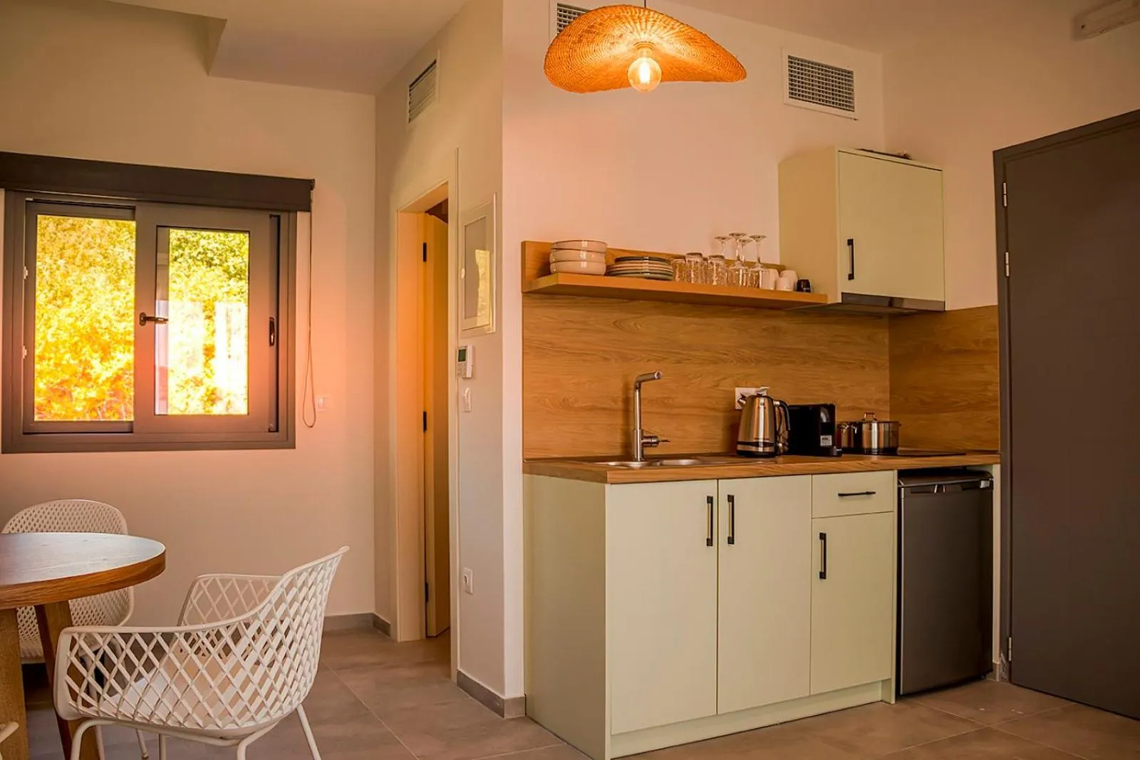 Coffee/tea facilities in Arodo Suites