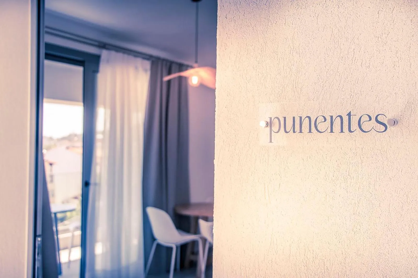 Text overlay in Arodo Suites