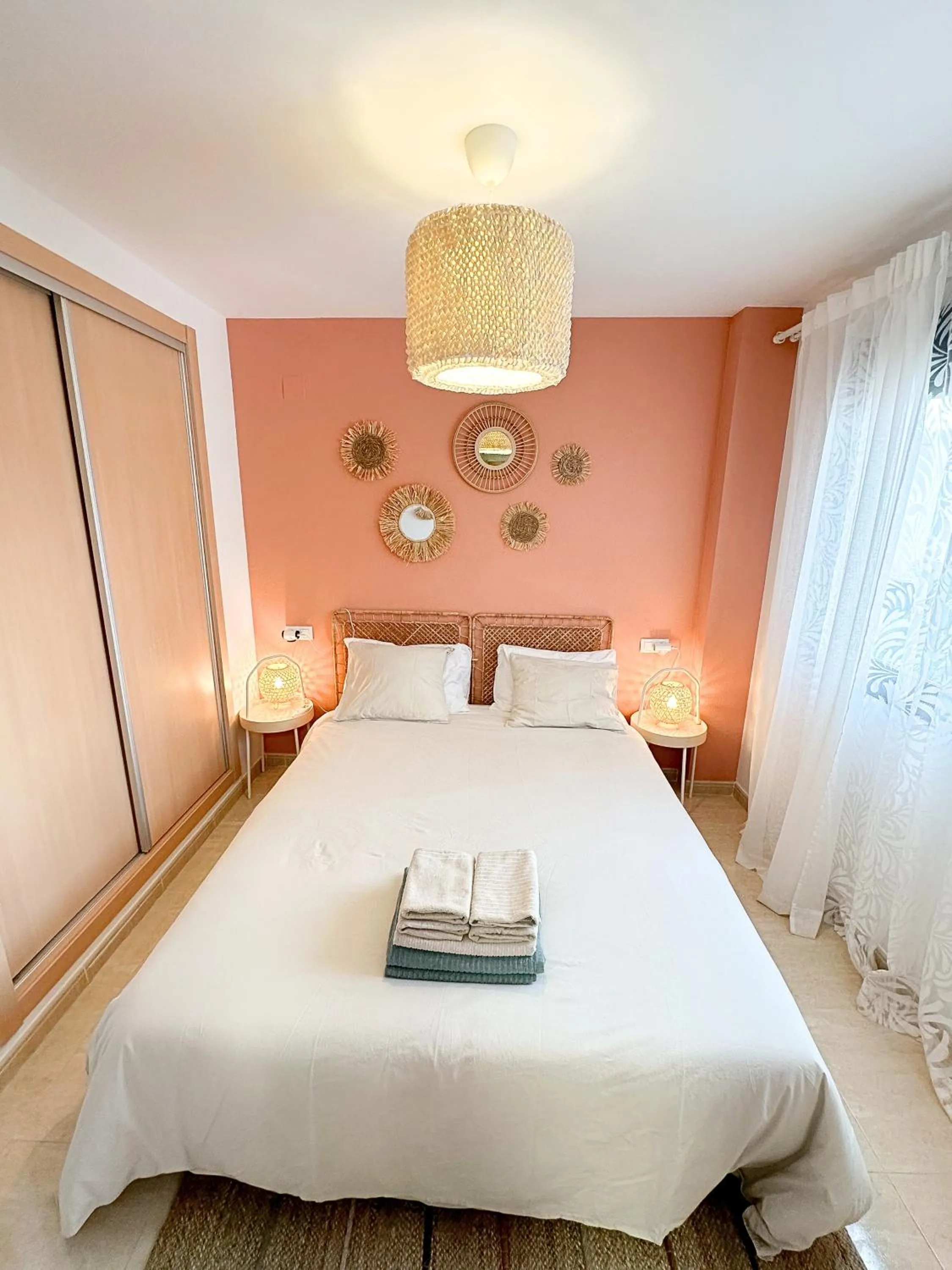 Bedroom, Bed in Moderne, lumineux, balcon, piscine, parking