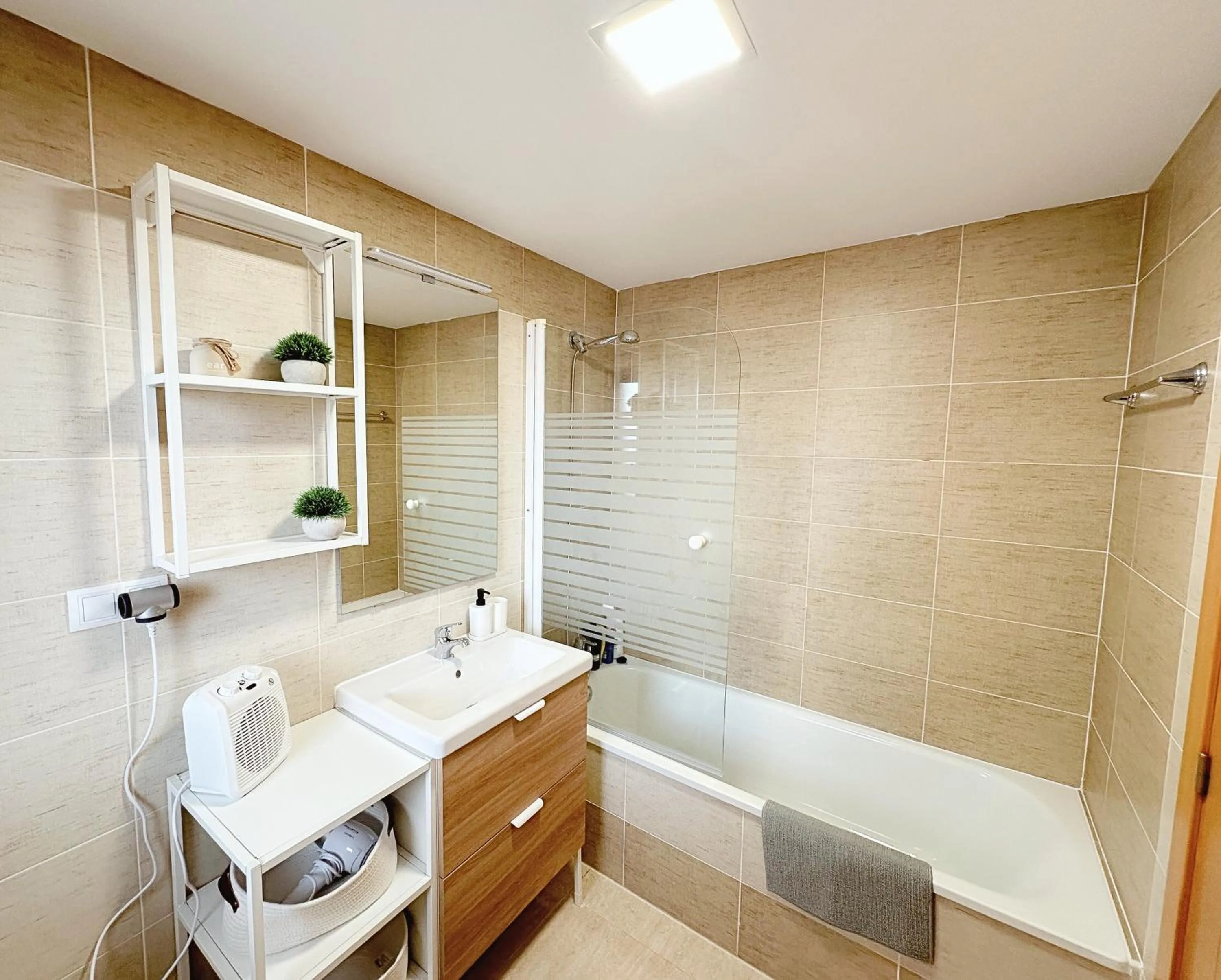 Bathroom in Moderne, lumineux, balcon, piscine, parking