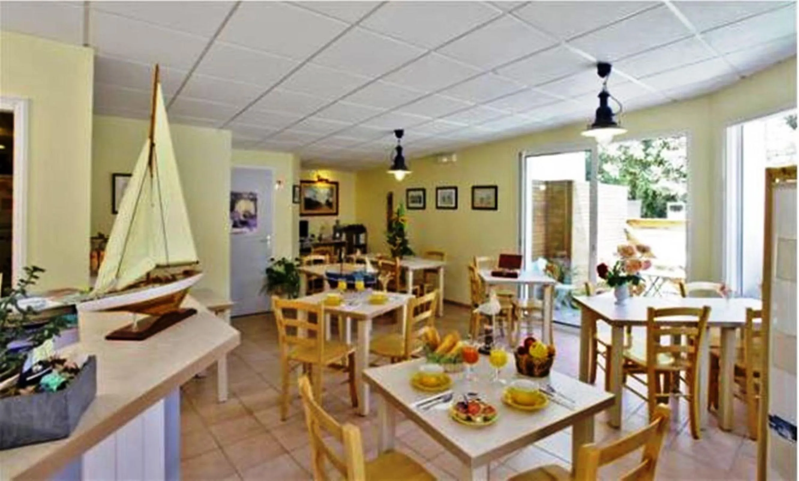 Restaurant/places to eat in Hôtel de l'Océan