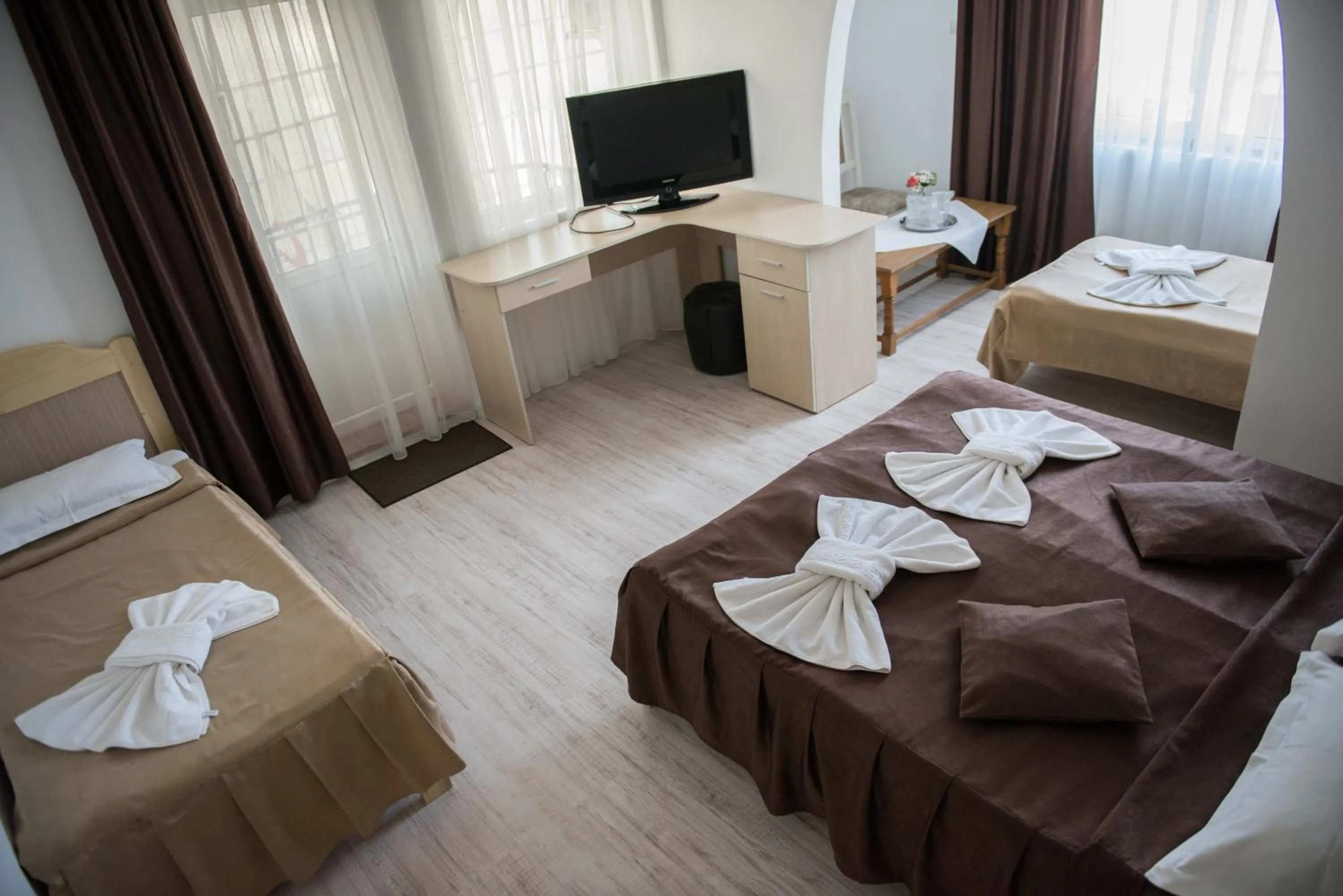 young children, Bed in Hotel Dynes