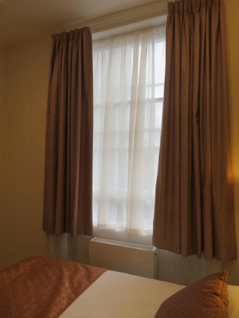 Bed in Glendale Hyde Park Hotel