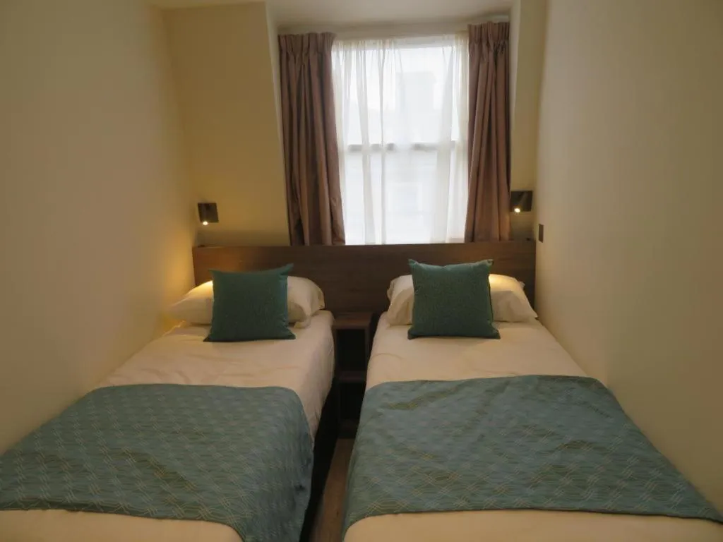 Bed in Glendale Hyde Park Hotel