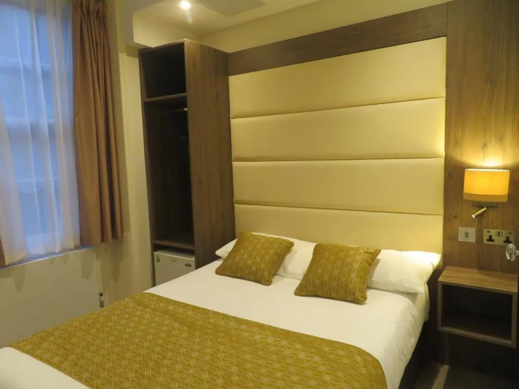 Bed in Glendale Hyde Park Hotel