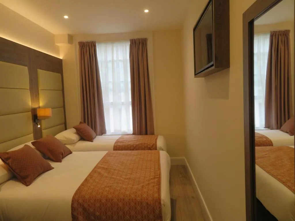 Bed in Glendale Hyde Park Hotel