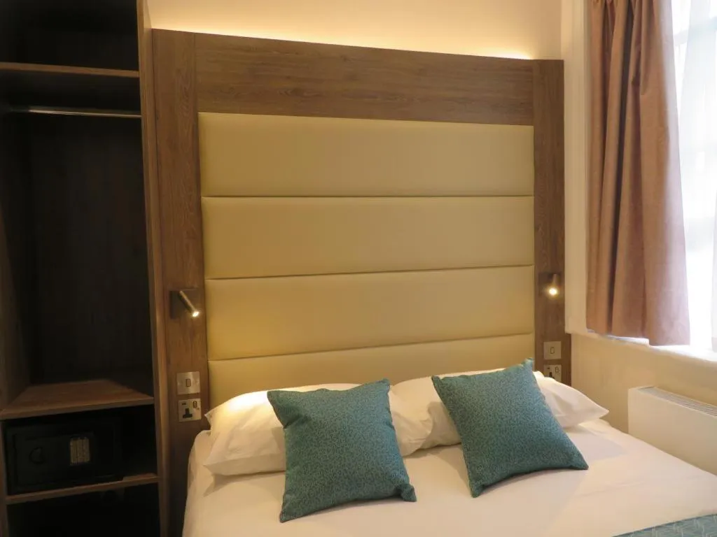 Bed in Glendale Hyde Park Hotel