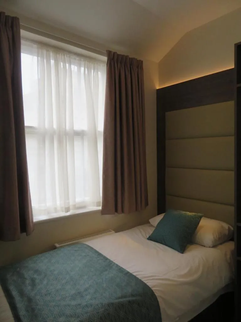 Photo of the whole room, Bed in Glendale Hyde Park Hotel