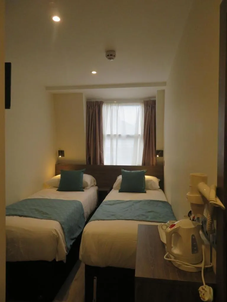 Bed in Glendale Hyde Park Hotel