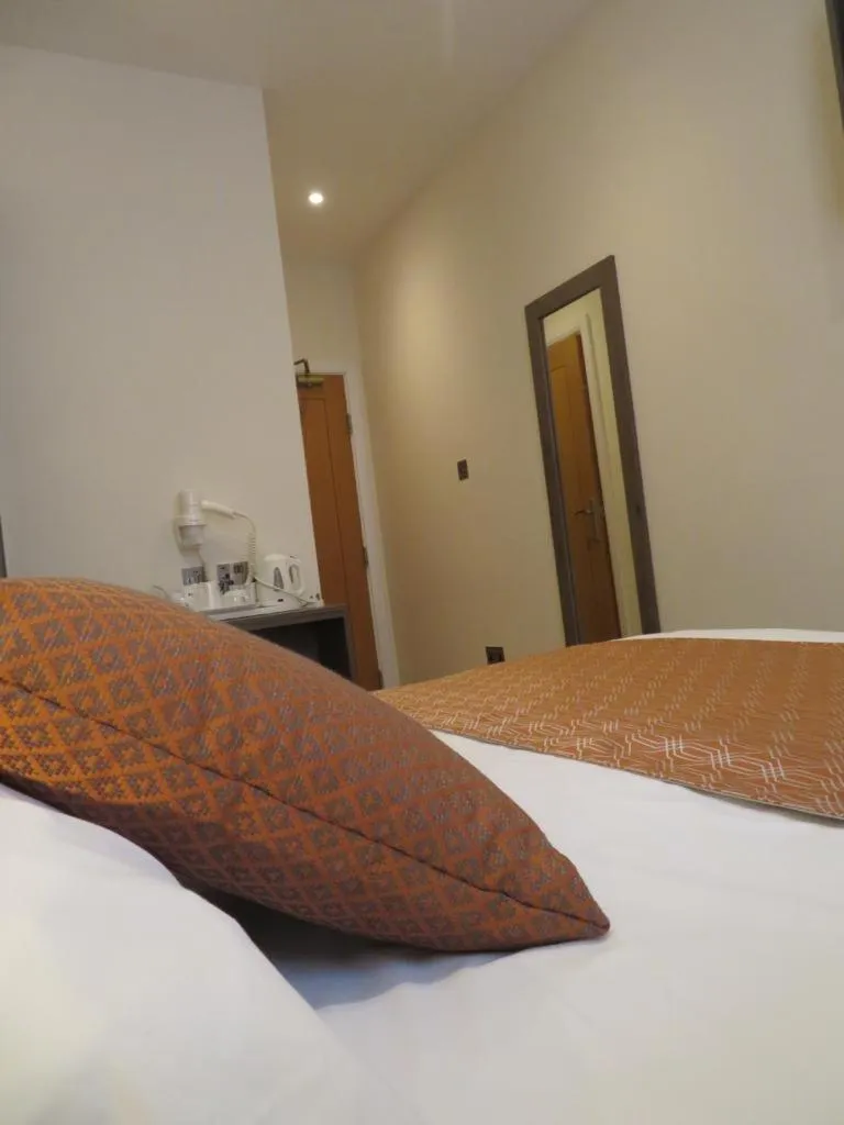 Bed in Glendale Hyde Park Hotel