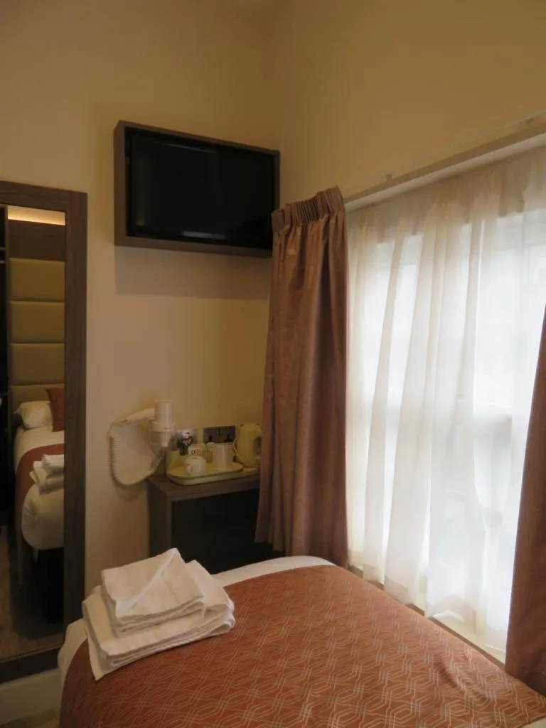 Bed in Glendale Hyde Park Hotel